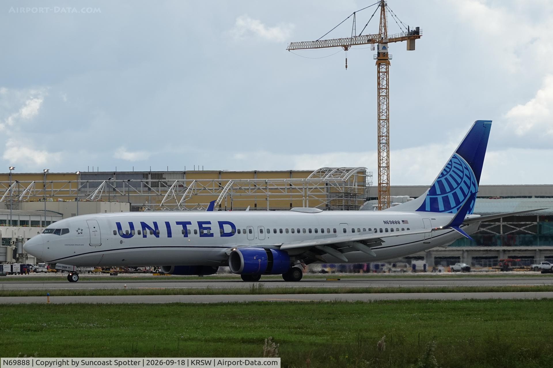 Aircraft N69888, 2015 Boeing 737-924/ER, c/n 42191 l/n 5547, United 2670 arrives at Southwest Florida International Airport following a weather diversion on a flight from Houston Bush Intercontinental Airport to Fort Lauderdale-Hollywood International Airport, at KRSW, photo by Suncoast Spotter