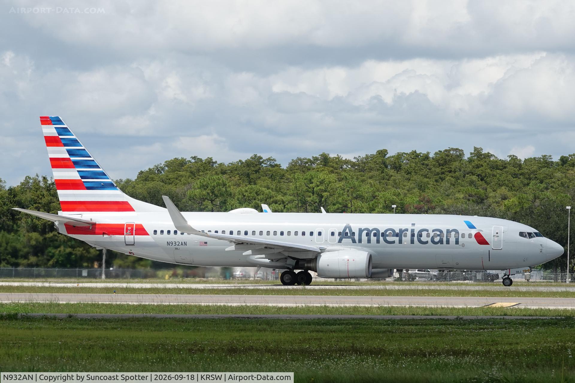Aircraft N932AN, 2000 Boeing 737-823, c/n 29530, American 2437 departs Southwest Florida International Airport enroute to Chicago-O’Hare International Airport, at KRSW, photo by Suncoast Spotter