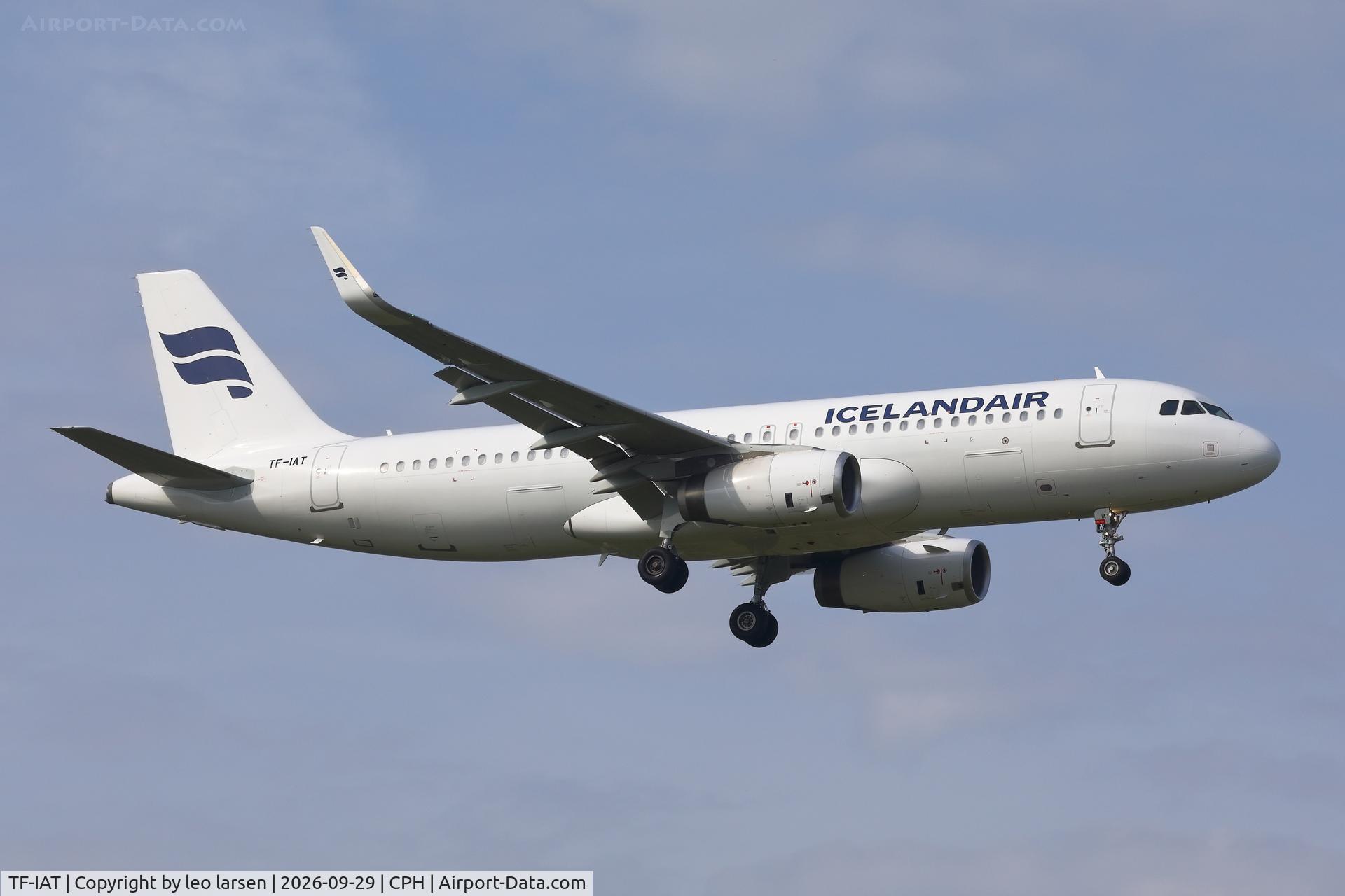 Aircraft TF-IAT, 2015 Airbus A320-232, c/n 6489, Copenhagen Kastrup landing on R-04L 29.9.2026, at CPH, photo by leo larsen