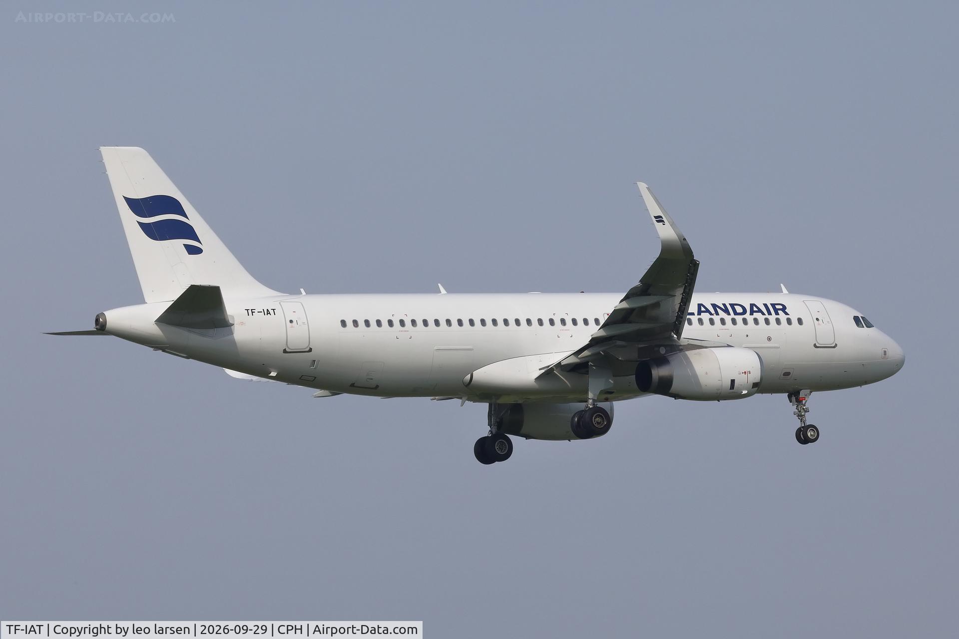 Aircraft TF-IAT, 2015 Airbus A320-232, c/n 6489, Copenhagen 29.9.2026, at CPH, photo by leo larsen