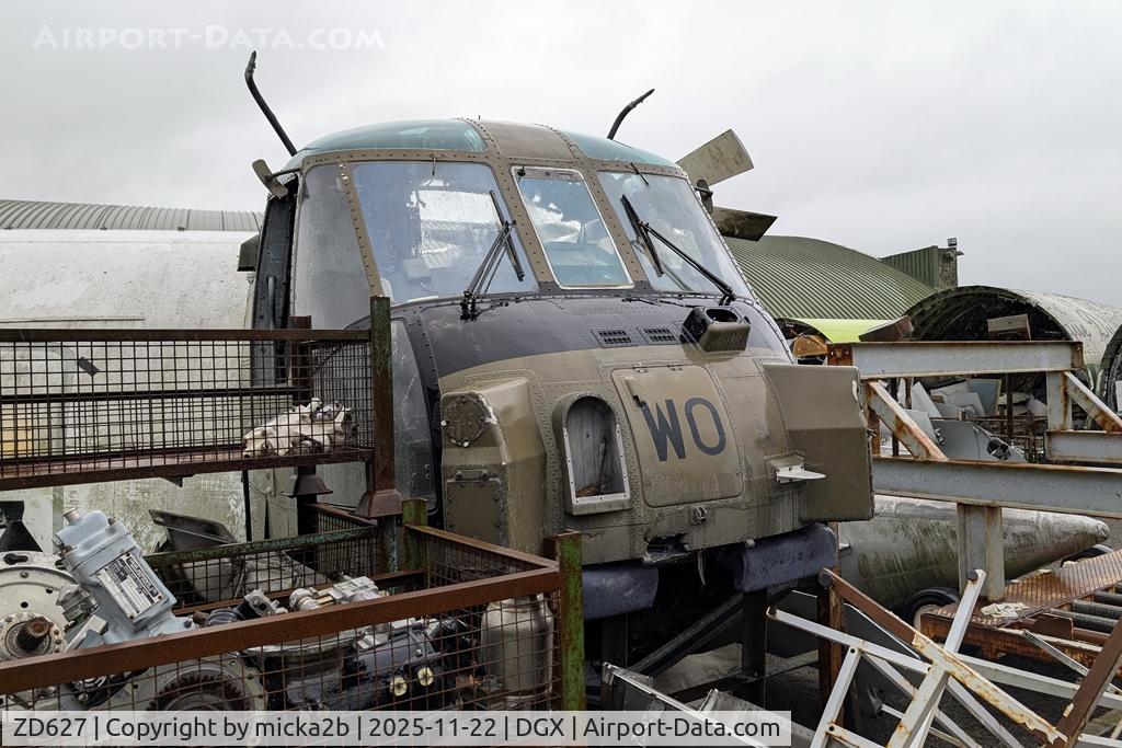 Aircraft ZD627, 1984 Westland Sea King HC.4, c/n WA938, Only nose, dismantle, at DGX, photo by micka2b