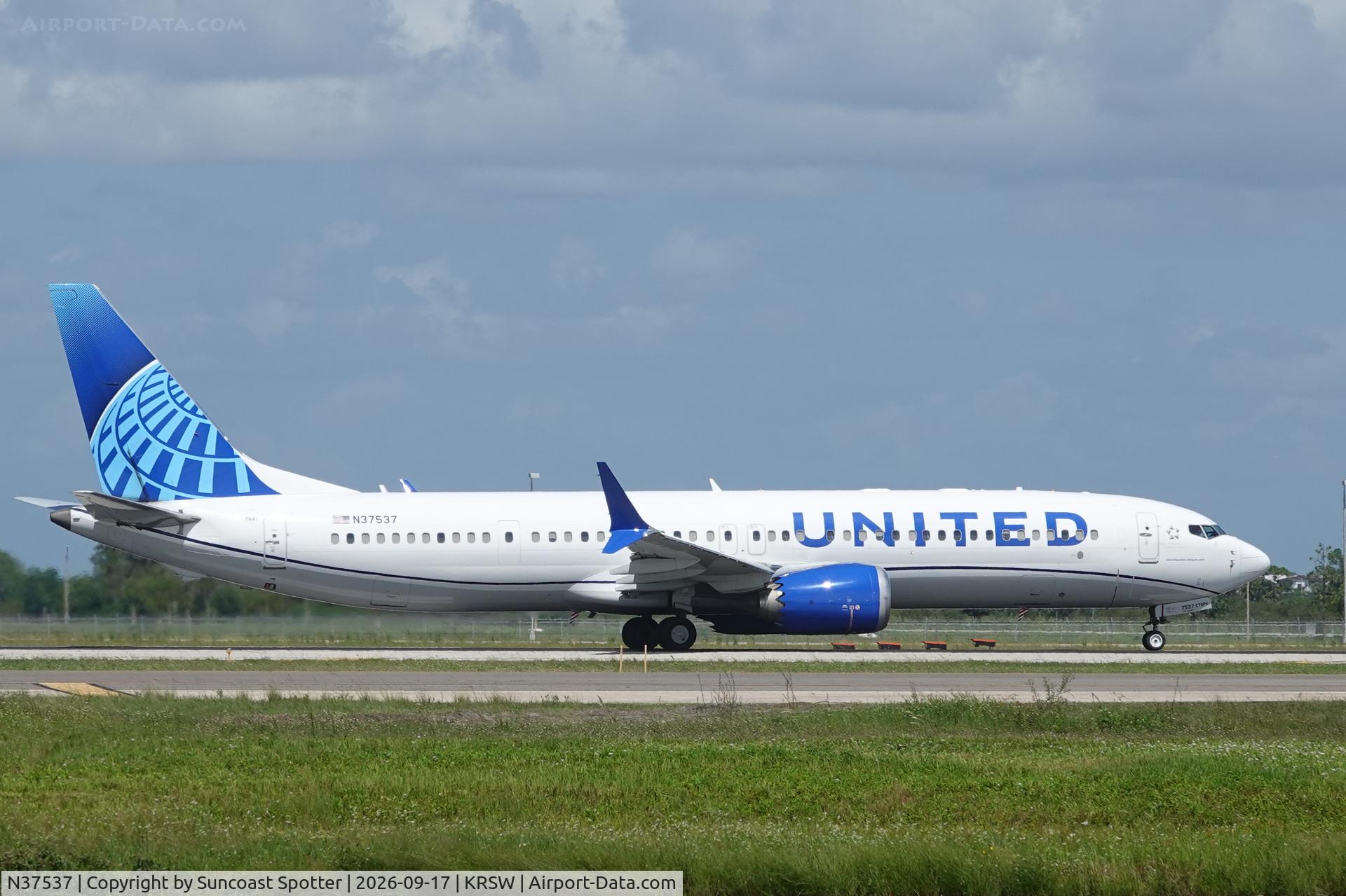 Aircraft N37537, 2022 Boeing 737-9 MAX, c/n 66607 l/n 8346, United 1771 departs Southwest Florida International Airport enroute to Donald J Trump International Airport following a weather diversion, at KRSW, photo by Suncoast Spotter