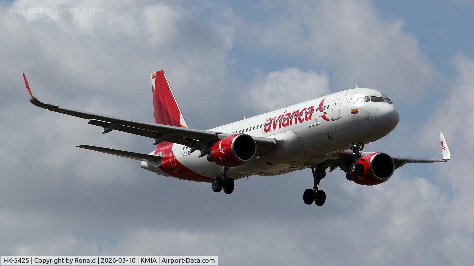 Aircraft HK-5425, 2015 Airbus A321-231, c/n 6790, at mia, at KMIA, photo by Ronald