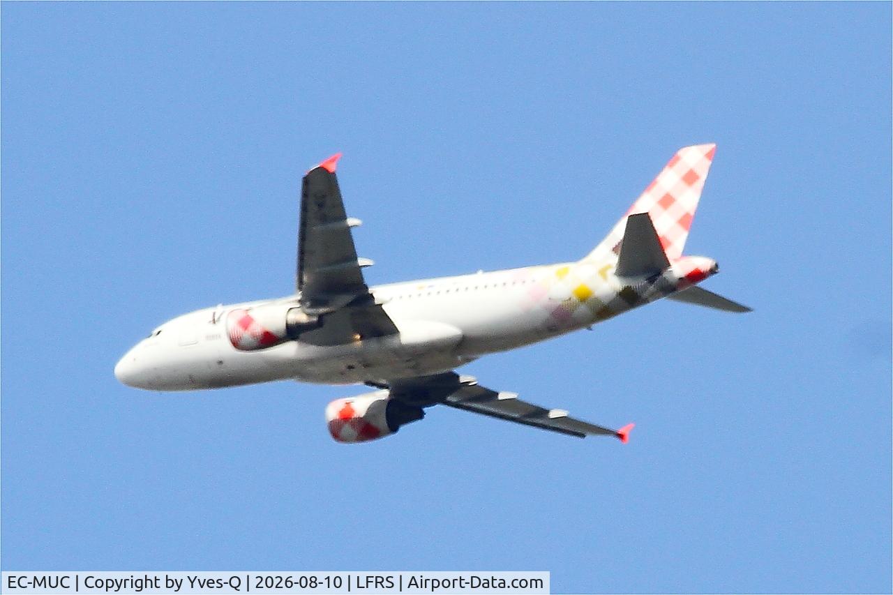 Aircraft EC-MUC, 2004 Airbus A319-111, c/n 2122, Airbus A319-111, long approach rwy 21, Nantes-Atlantique airport (LFRS-NTE), at LFRS, photo by Yves-Q