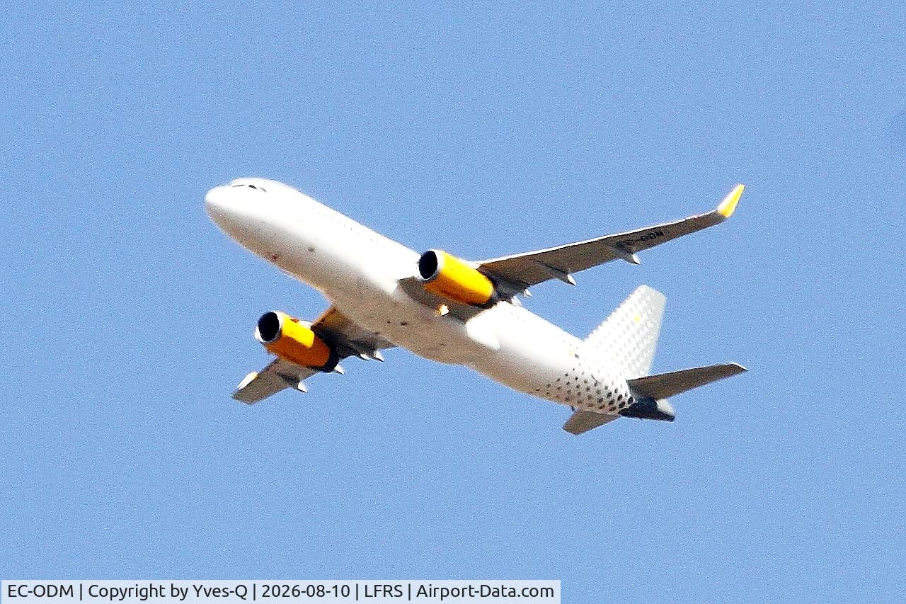 Aircraft EC-ODM, 2014 Airbus A320-232, c/n 6360, Airbus A320-232, Climbing from rwy 03, Nantes-Atlantique airport (LFRS-NTE), at LFRS, photo by Yves-Q