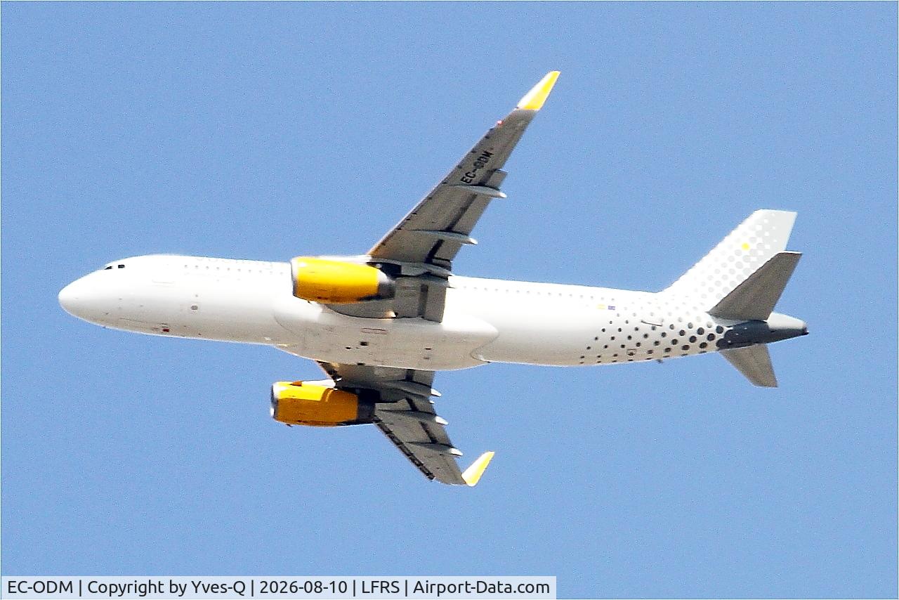 Aircraft EC-ODM, 2014 Airbus A320-232, c/n 6360, Airbus A320-232, Climbing from rwy 03, Nantes-Atlantique airport (LFRS-NTE), at LFRS, photo by Yves-Q