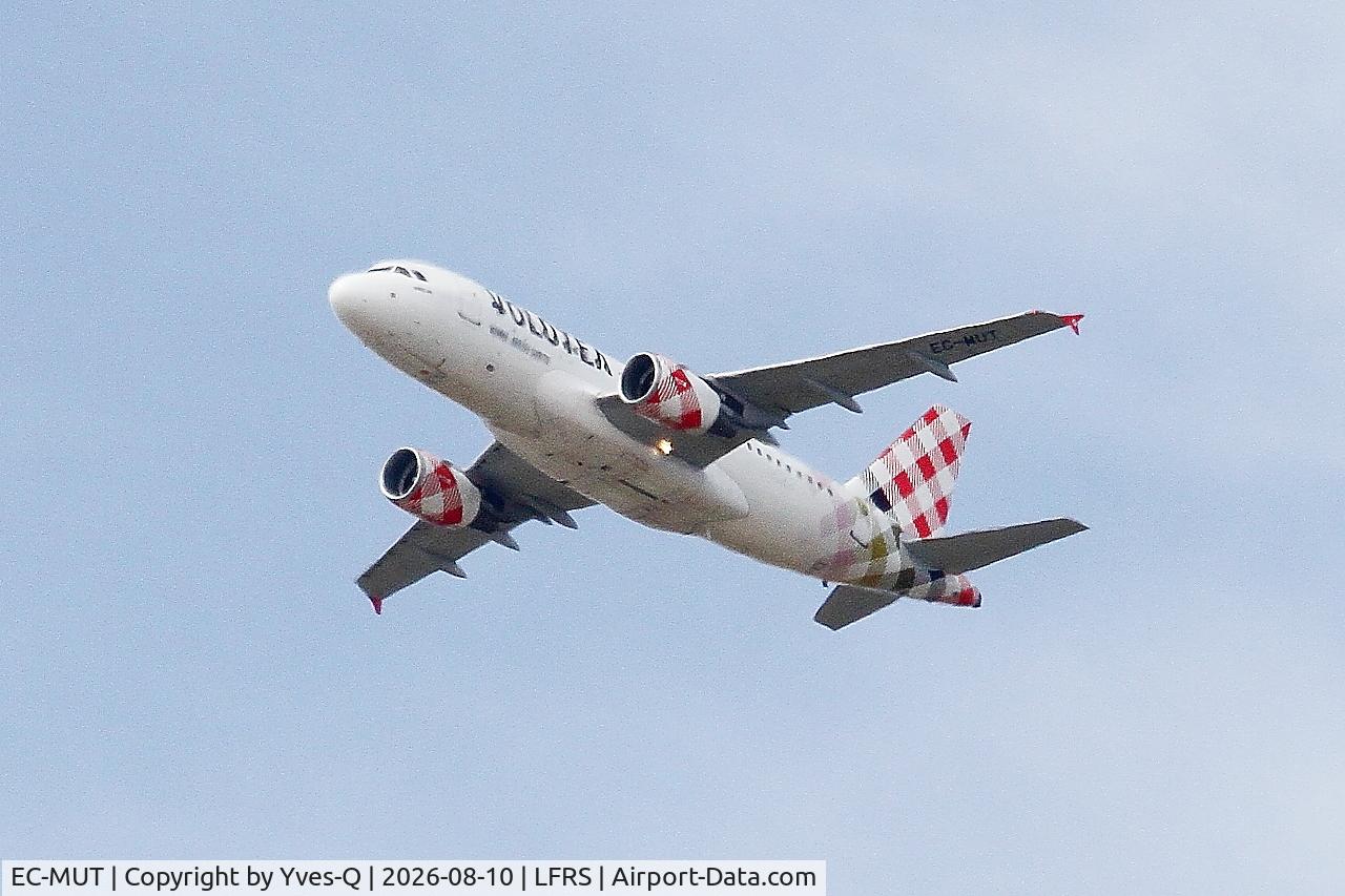 Aircraft EC-MUT, 2004 Airbus A319-111, c/n 2240, Airbus A319-111, Climbing from rwy 03, Nantes-Atlantique airport (LFRS-NTE), at LFRS, photo by Yves-Q
