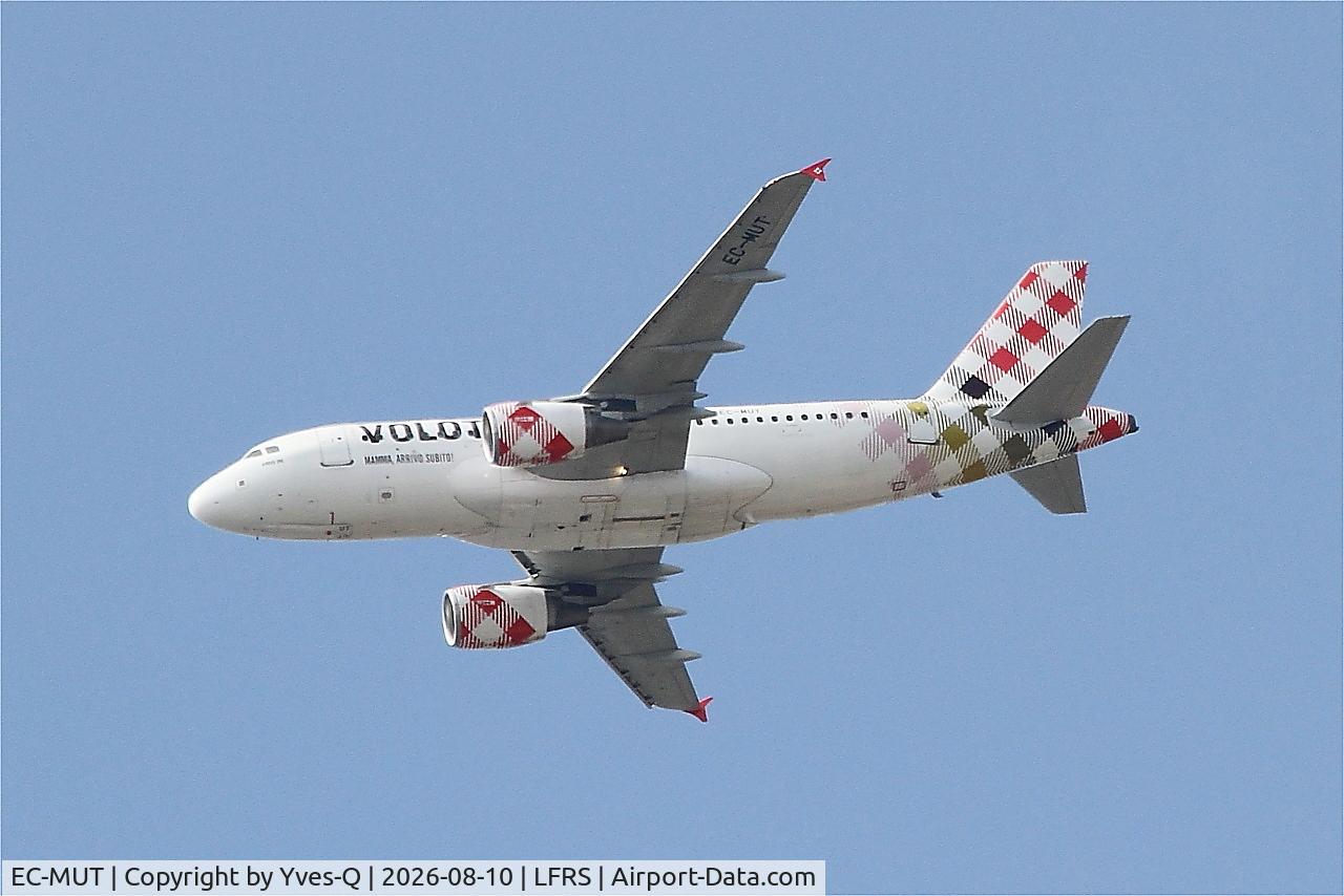 Aircraft EC-MUT, 2004 Airbus A319-111, c/n 2240, Airbus A319-111, long approach rwy 21, Nantes-Atlantique airport (LFRS-NTE), at LFRS, photo by Yves-Q
