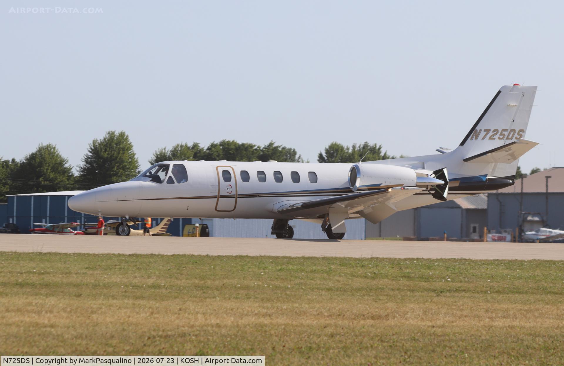 Aircraft N725DS, 1997 Cessna 550, c/n 550-0822, Cessna 550, at KOSH, photo by MarkPasqualino