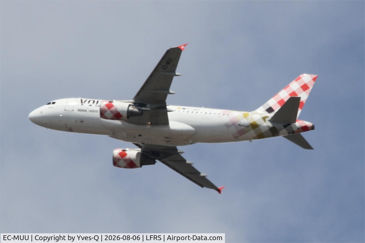 Aircraft EC-MUU, 2004 Airbus A319-111, c/n 2253, Airbus A319-111, Climbing from rwy 03, Nantes-Atlantique airport (LFRS-NTE), at LFRS, photo by Yves-Q