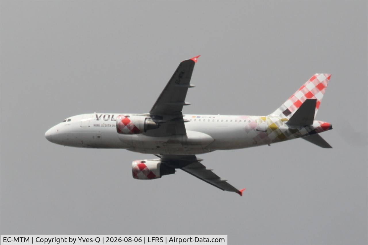 Aircraft EC-MTM, 2003 Airbus A319-111, c/n 2062, Airbus A319-111, long approach rwy 21, Nantes-Atlantique airport (LFRS-NTE), at LFRS, photo by Yves-Q