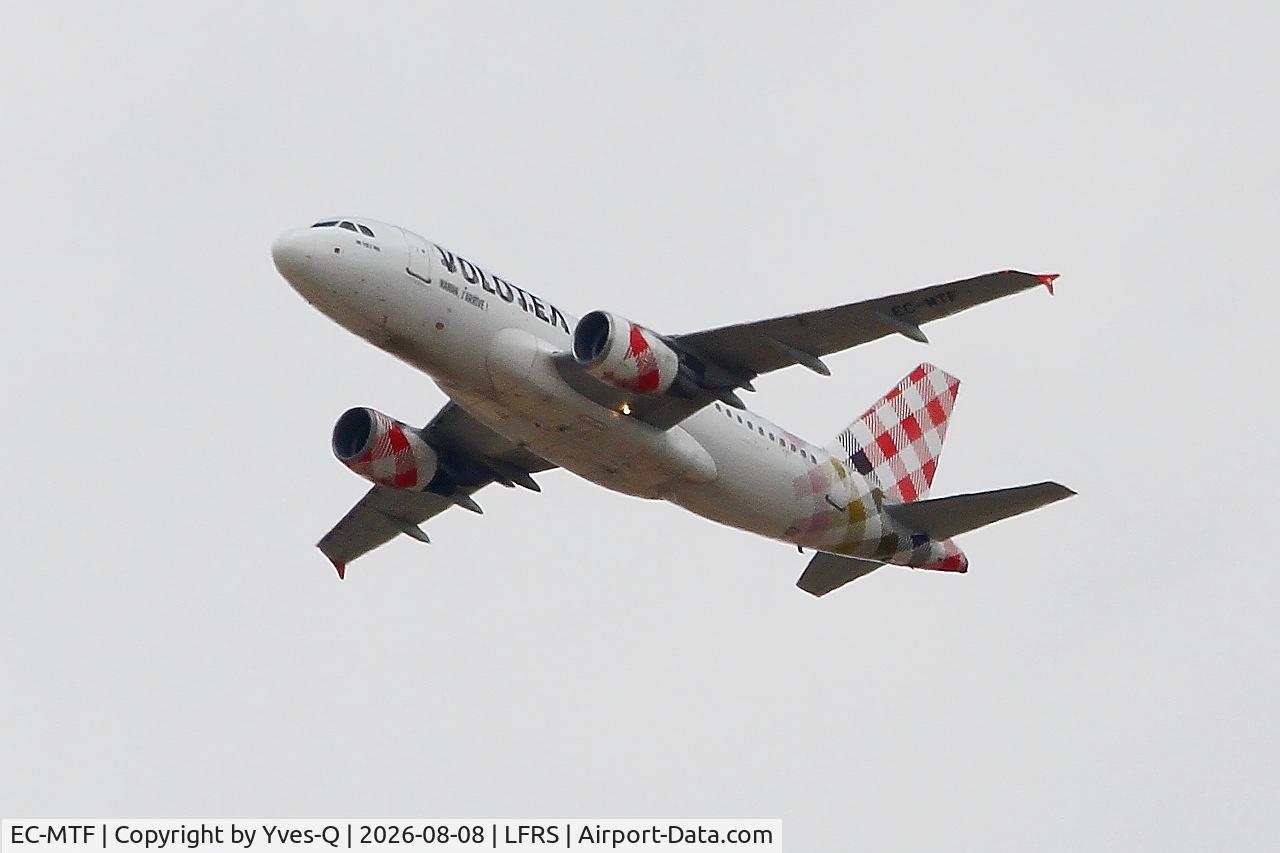 Aircraft EC-MTF, 2005 Airbus A319-111, c/n 2382, Airbus A319-111, Climbing from rwy 03, Nantes-Atlantique airport (LFRS-NTE), at LFRS, photo by Yves-Q