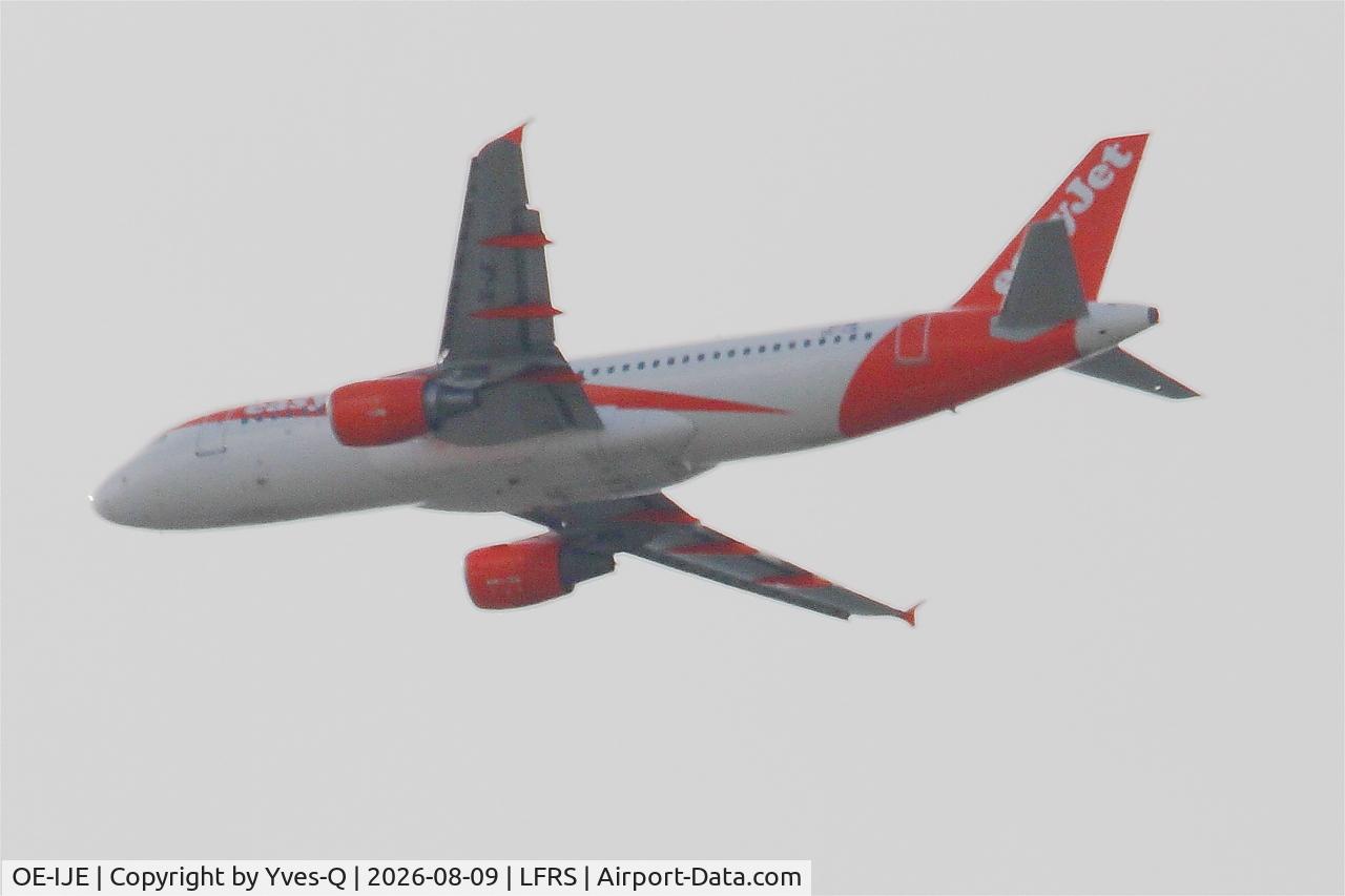 Aircraft OE-IJE, 2011 Airbus A320-214, c/n 4636, Airbus A320-214, long approach rwy 21, Nantes-Atlantique airport (LFRS-NTE), at LFRS, photo by Yves-Q