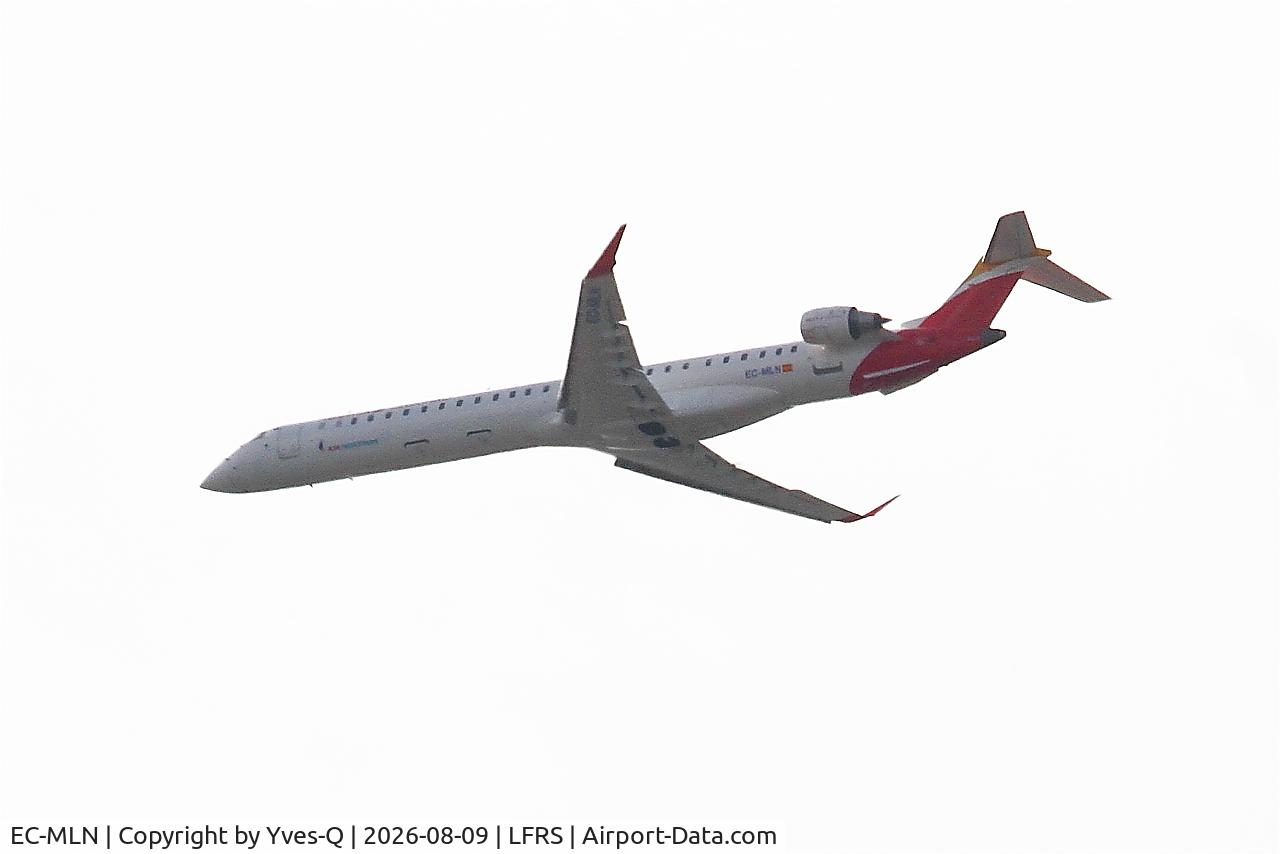 Aircraft EC-MLN, 2016 Bombardier CRJ-1000 (CL-600-2E25), c/n 19049, Bombardier CRJ-1000 long approach rwy 21, Nantes-Atlantique airport (LFRS-NTE), at LFRS, photo by Yves-Q