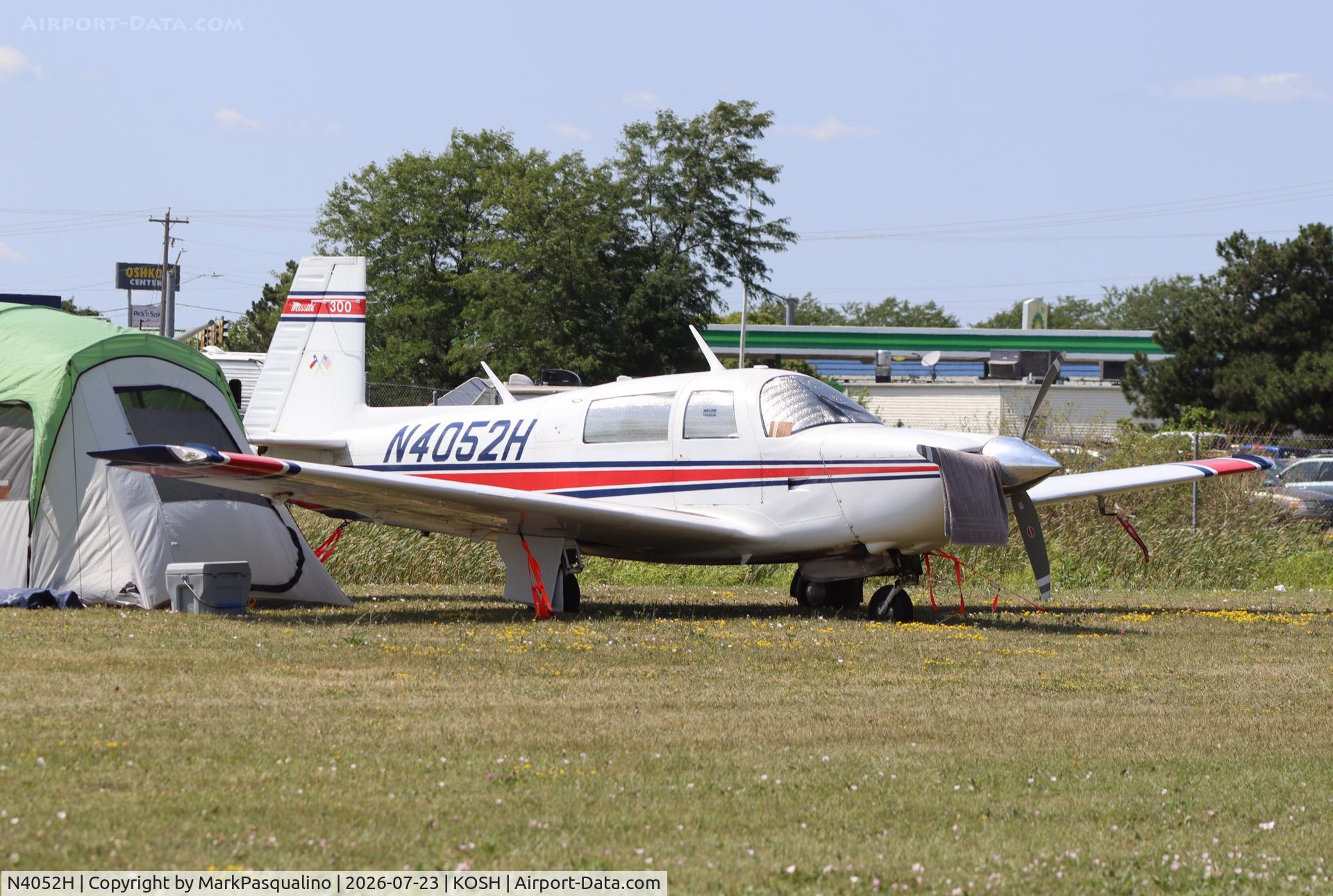 Aircraft N4052H, 1980 Mooney M20J 201, c/n 24-1022, Mooney M20J, at KOSH, photo by MarkPasqualino