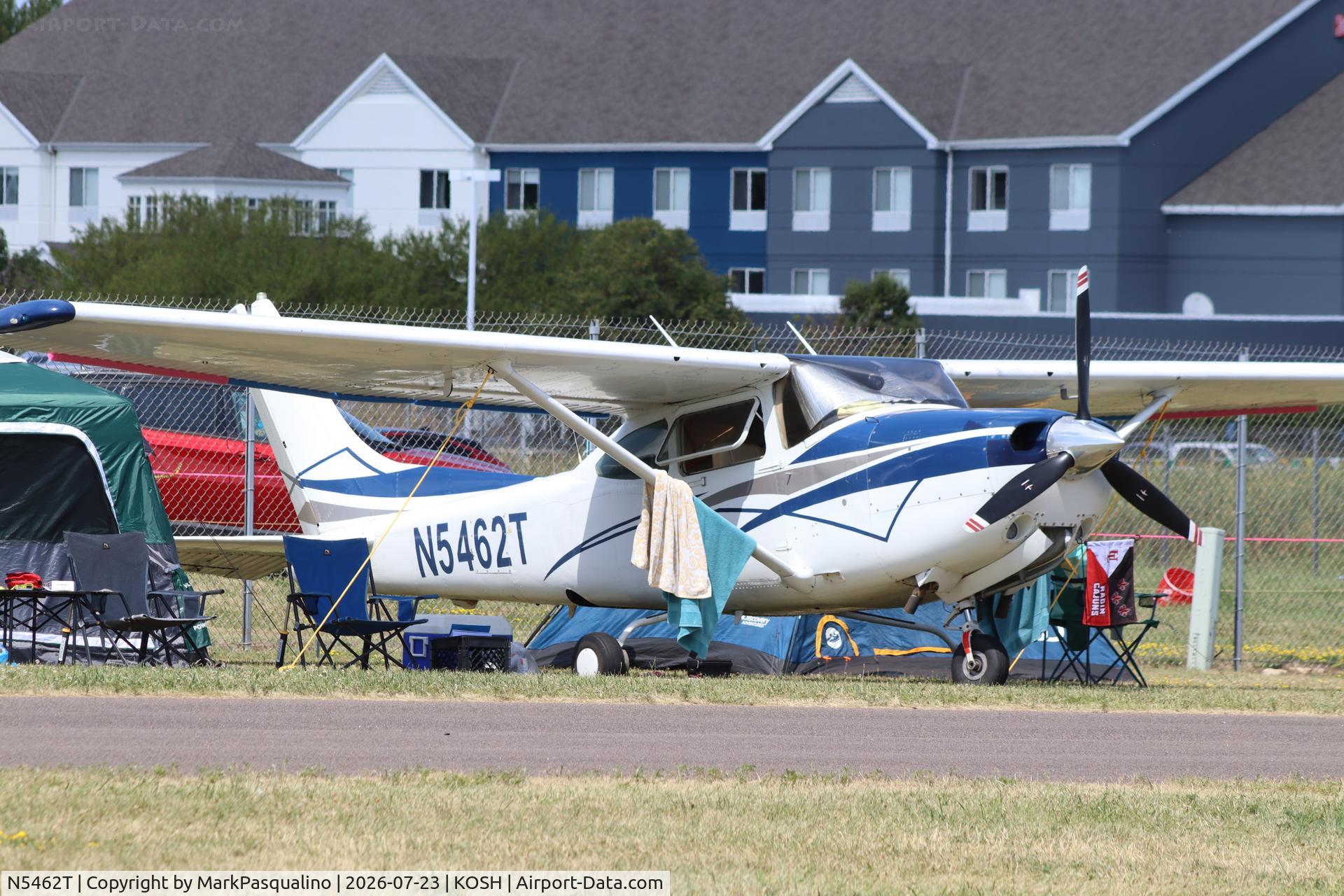 Aircraft N5462T, 1982 Cessna R182 Skylane RG, c/n R18201874, Cessna R182, at KOSH, photo by MarkPasqualino