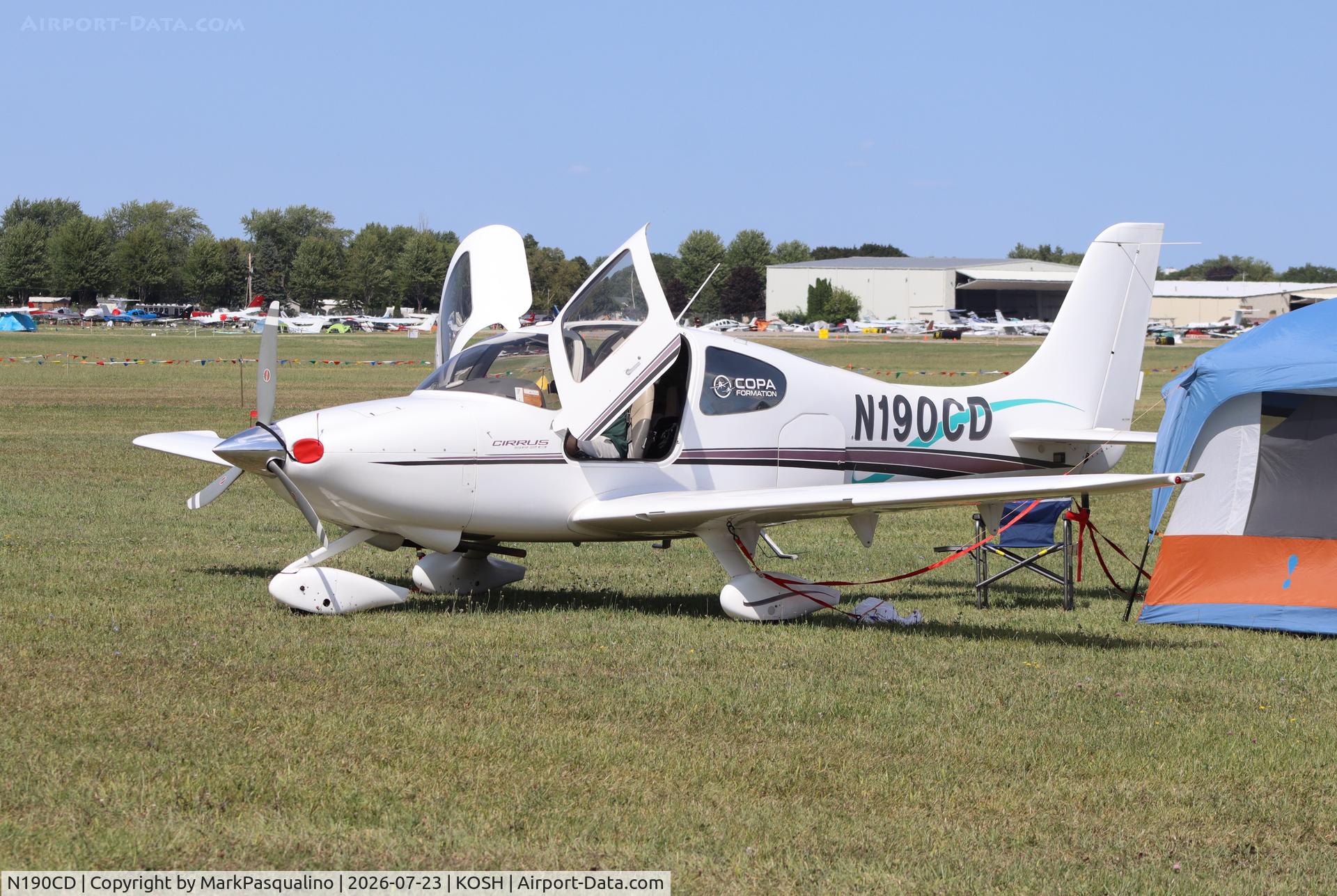 Aircraft N190CD, 2000 Cirrus SR20, c/n 1099, Cirrus SR20, at KOSH, photo by MarkPasqualino
