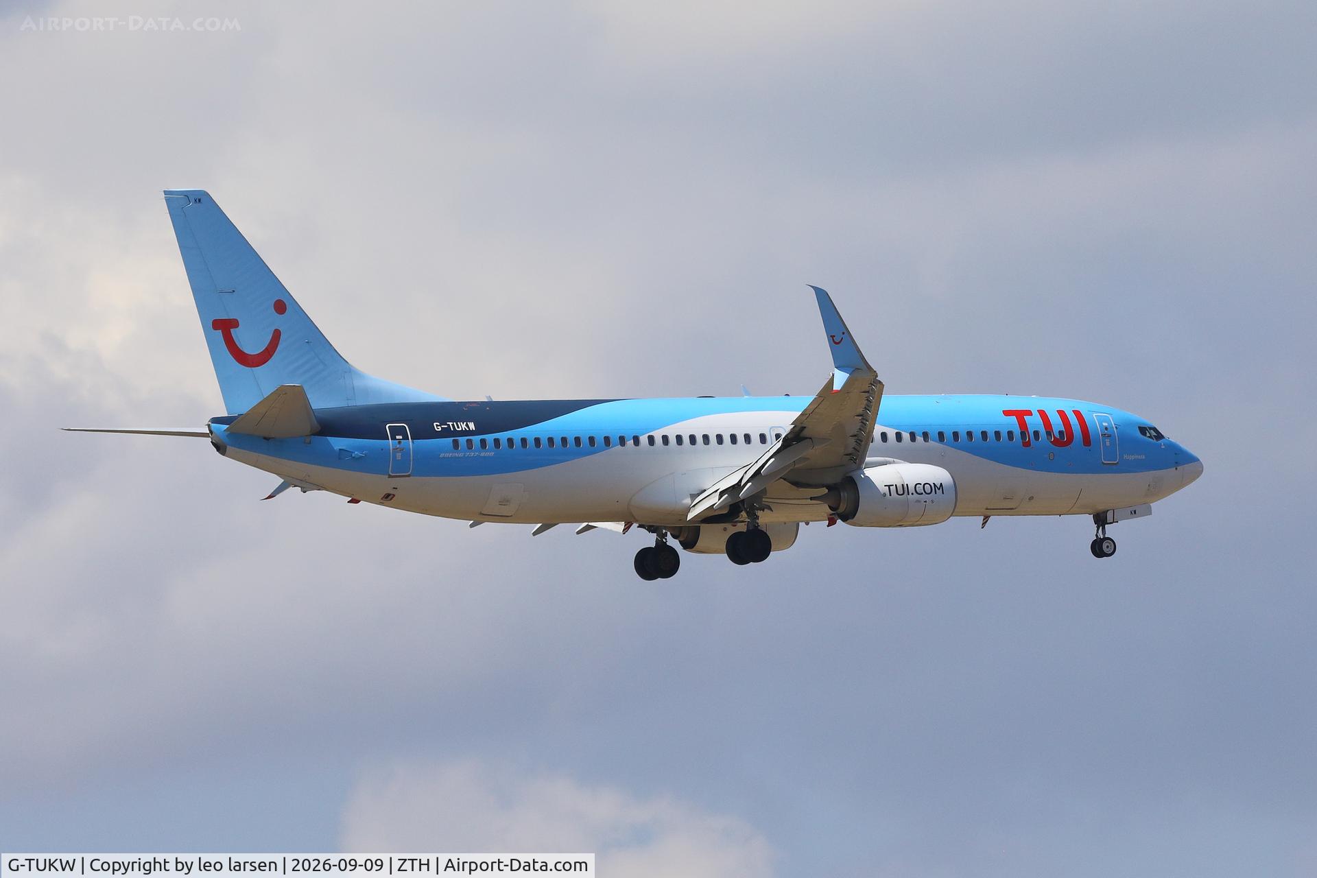 Aircraft G-TUKW, 2013 Boeing 737-8K5, c/n 40943 l/n 4407, Zakynthos 9.9.2026, at ZTH, photo by leo larsen