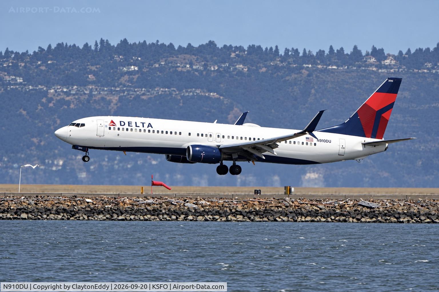 Aircraft N910DU, 2018 Boeing 737-932/ER, c/n 32011 l/n 7299, SFO 2026, at KSFO, photo by ClaytonEddy