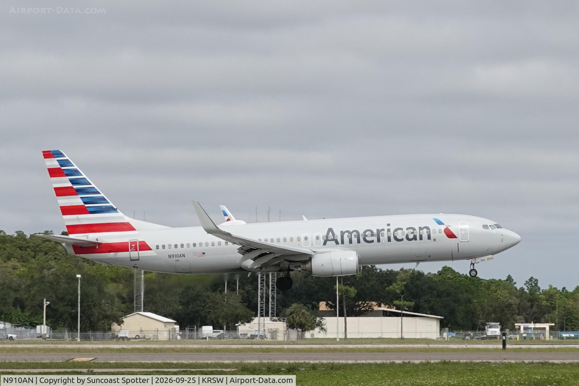 Aircraft N910AN, 1999 Boeing 737-823, c/n 29512 l/n 271, American 1781 arrives at Southwest Florida International Airport following flight from Charlotte-Douglas International Airport, at KRSW, photo by Suncoast Spotter