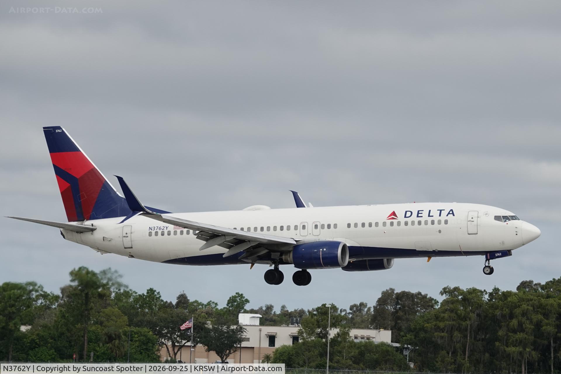 Aircraft N3762Y, 2001 Boeing 737-832, c/n 30817, Delta 2474 arrives at Southwest Florida International Airport following flight from Boston-Logan International Airport, at KRSW, photo by Suncoast Spotter