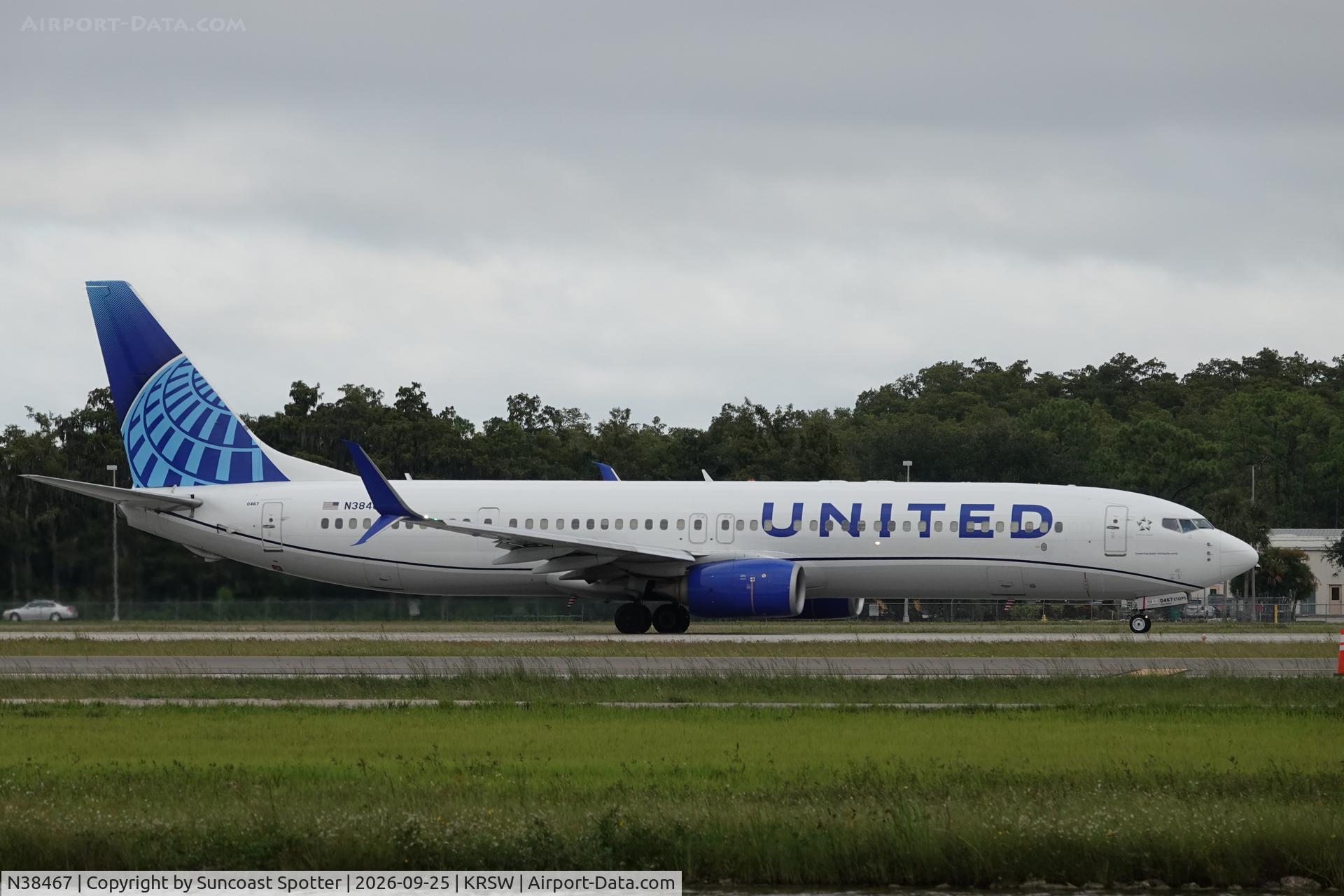 Aircraft N38467, 2013 Boeing 737-924/ER, c/n 33537 l/n 4344, United 2347 departs Southwest Florida International Airport enroute to Chicago-O’Hare International Airport, at KRSW, photo by Suncoast Spotter