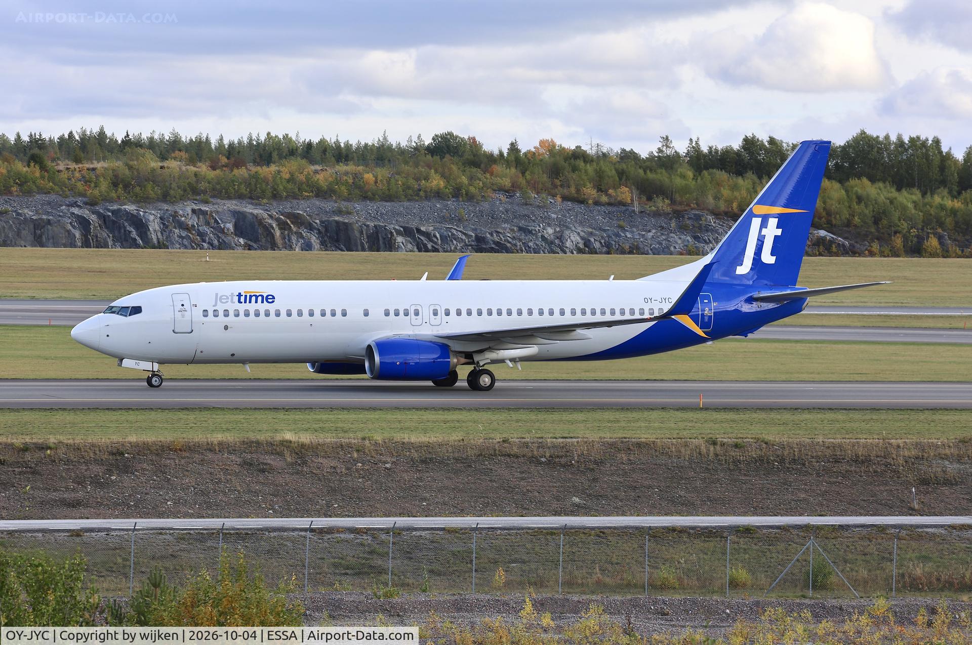 Aircraft OY-JYC, 2015 Boeing B737-8KN, c/n 40274 l/n 5465, Twy W, at ESSA, photo by wijken