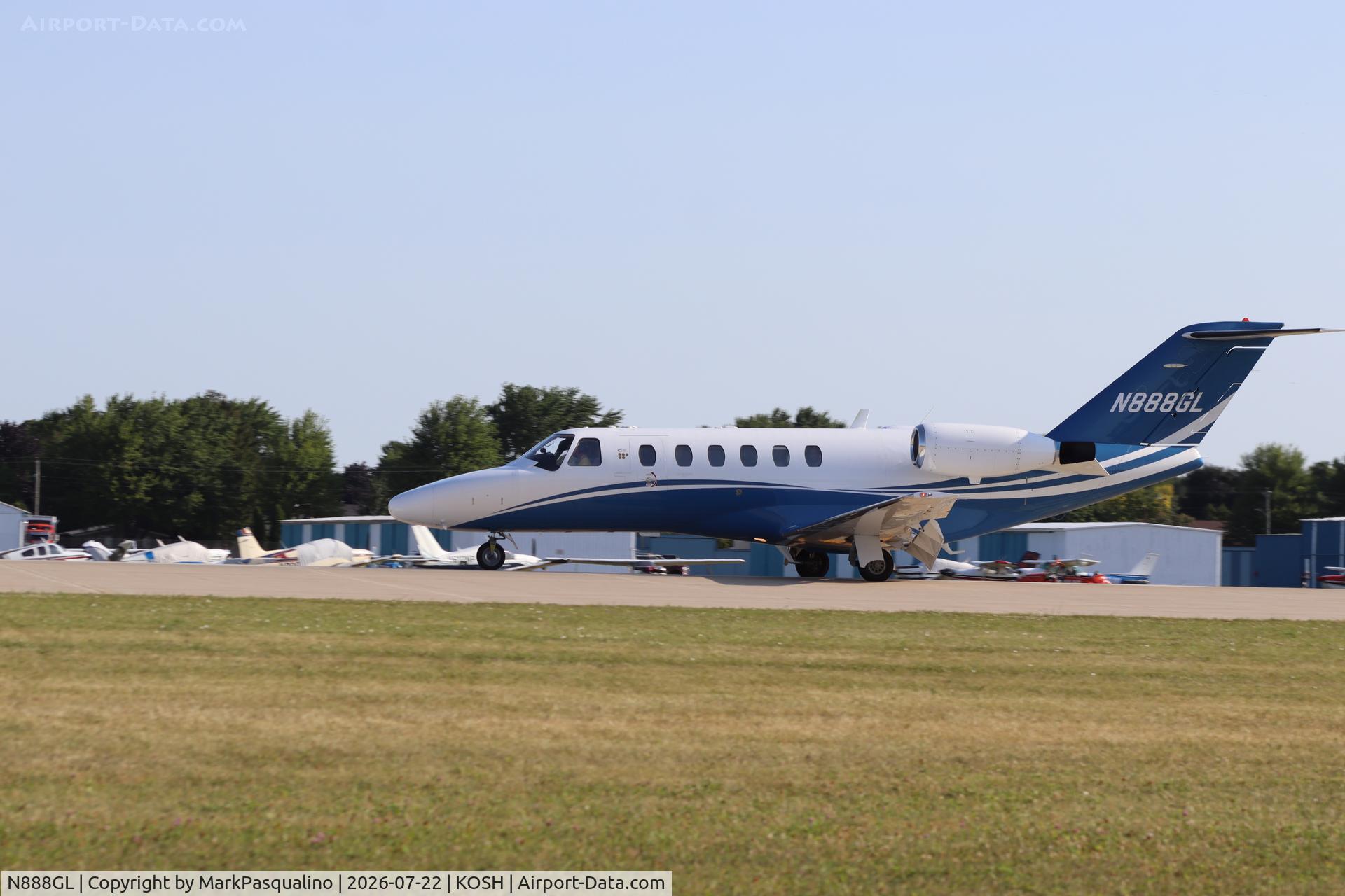 Aircraft N888GL, 2004 Cessna 525A CitationJet CJ2, c/n 525A0201, Cessna 525A Citationjet CJ2, at KOSH, photo by MarkPasqualino