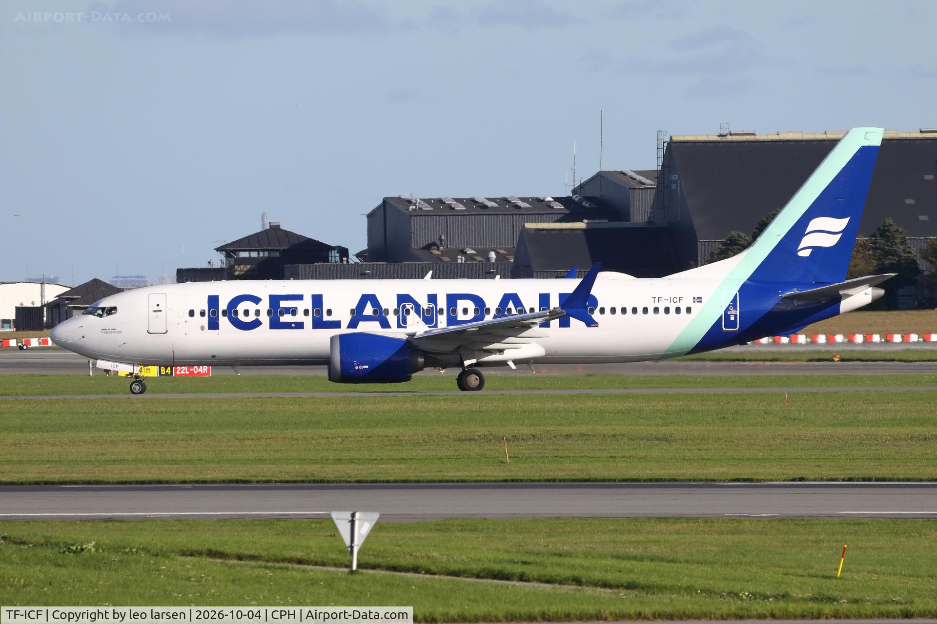 Aircraft TF-ICF, 2018 Boeing 737-8, c/n 42834 l/n 7077, Copenhagen 4.10.2026, at CPH, photo by leo larsen