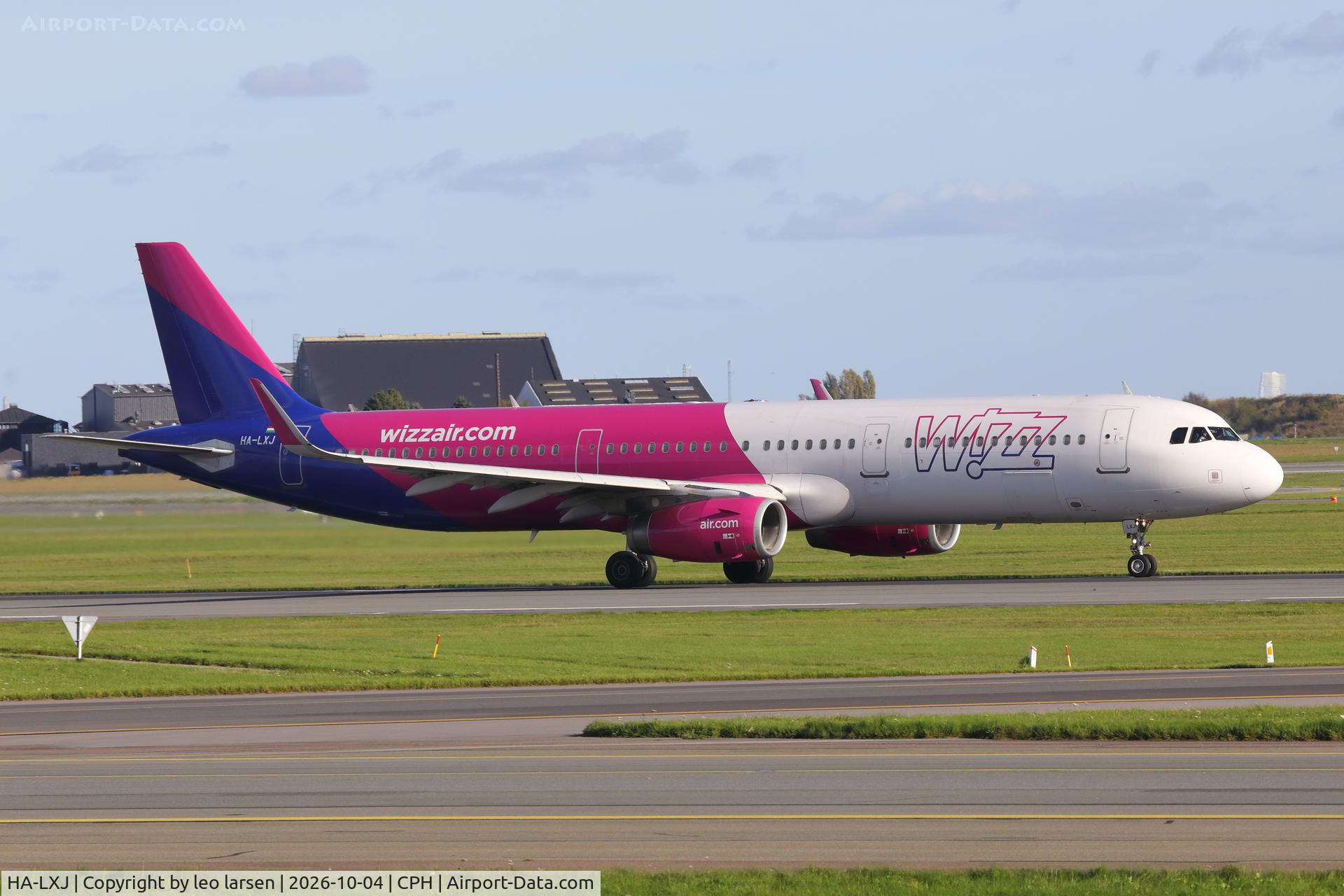Aircraft HA-LXJ, 2016 Airbus A321-231, c/n 7316, Copenhagen 4.10.2026, at CPH, photo by leo larsen