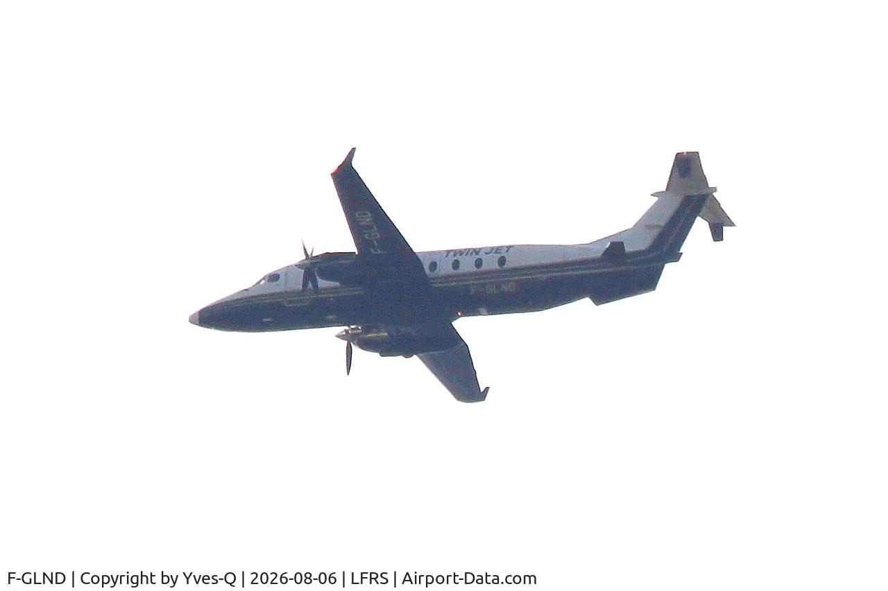 Aircraft F-GLND, 1996 Beech 1900D, c/n UE-196, Beech 1900D, long approach rwy 21, Nantes-Atlantique airport (LFRS-NTE), at LFRS, photo by Yves-Q