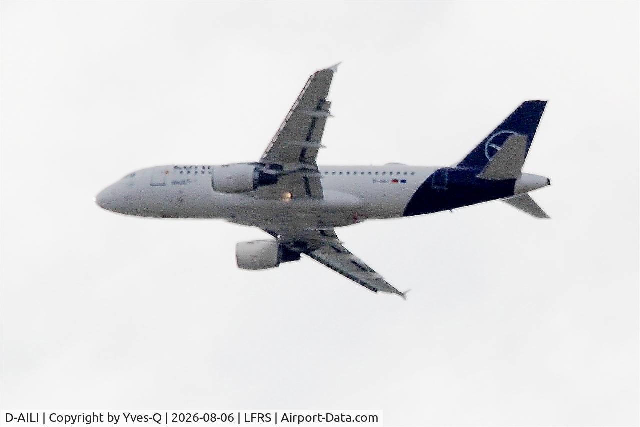 Aircraft D-AILI, 1997 Airbus A319-114, c/n 651, Airbus A319-114, long approach rwy 21, Nantes-Atlantique airport (LFRS-NTE), at LFRS, photo by Yves-Q