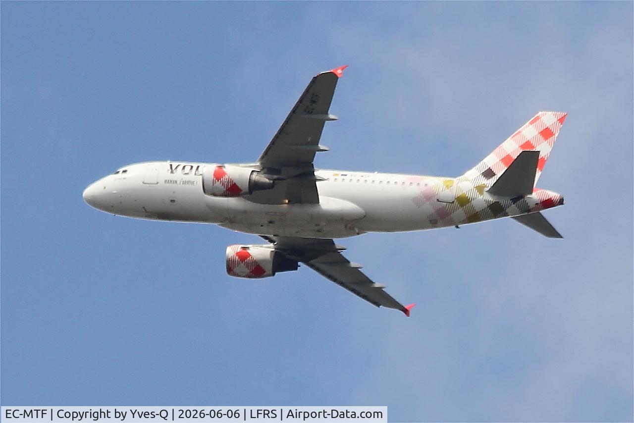 Aircraft EC-MTF, 2005 Airbus A319-111, c/n 2382, Airbus A319-111, long approach rwy 21, Nantes-Atlantique airport (LFRS-NTE), at LFRS, photo by Yves-Q