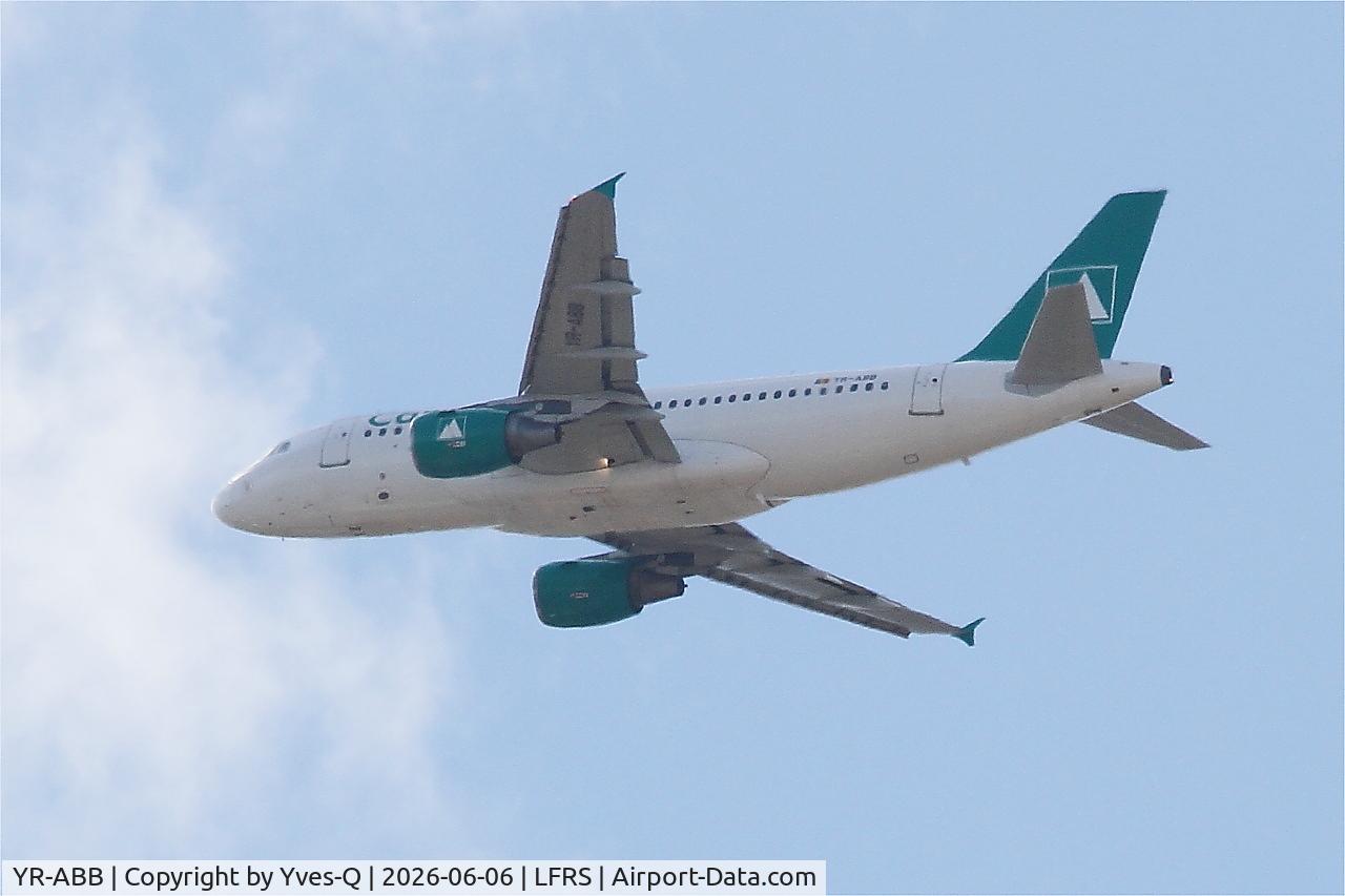 Aircraft YR-ABB, 2009 Airbus A319-112, c/n 3818, Airbus A319-112, long approach rwy 21, Nantes-Atlantique airport (LFRS-NTE), at LFRS, photo by Yves-Q