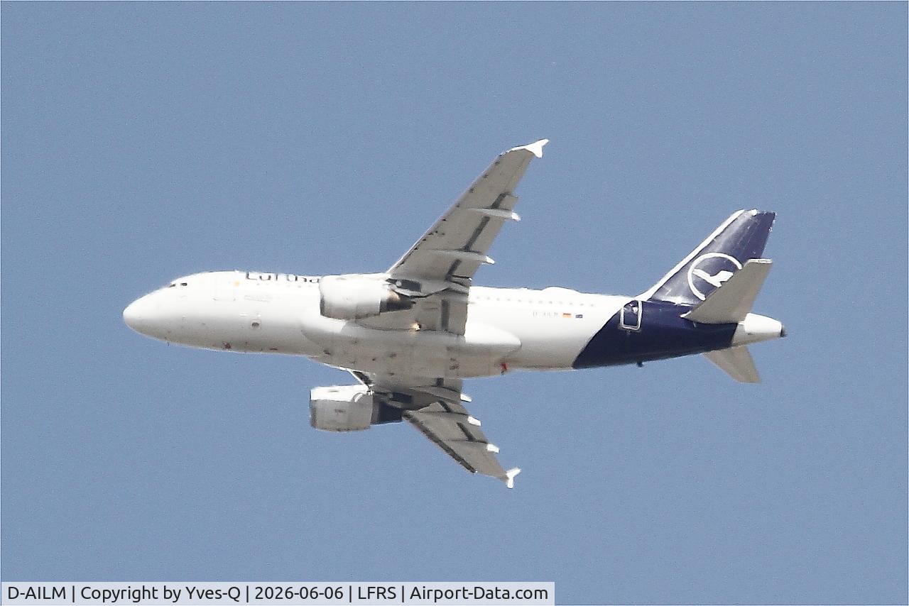 Aircraft D-AILM, 1997 Airbus A319-114, c/n 694, Airbus A319-114, Climbing from rwy 03, Nantes-Atlantique airport (LFRS-NTE), at LFRS, photo by Yves-Q