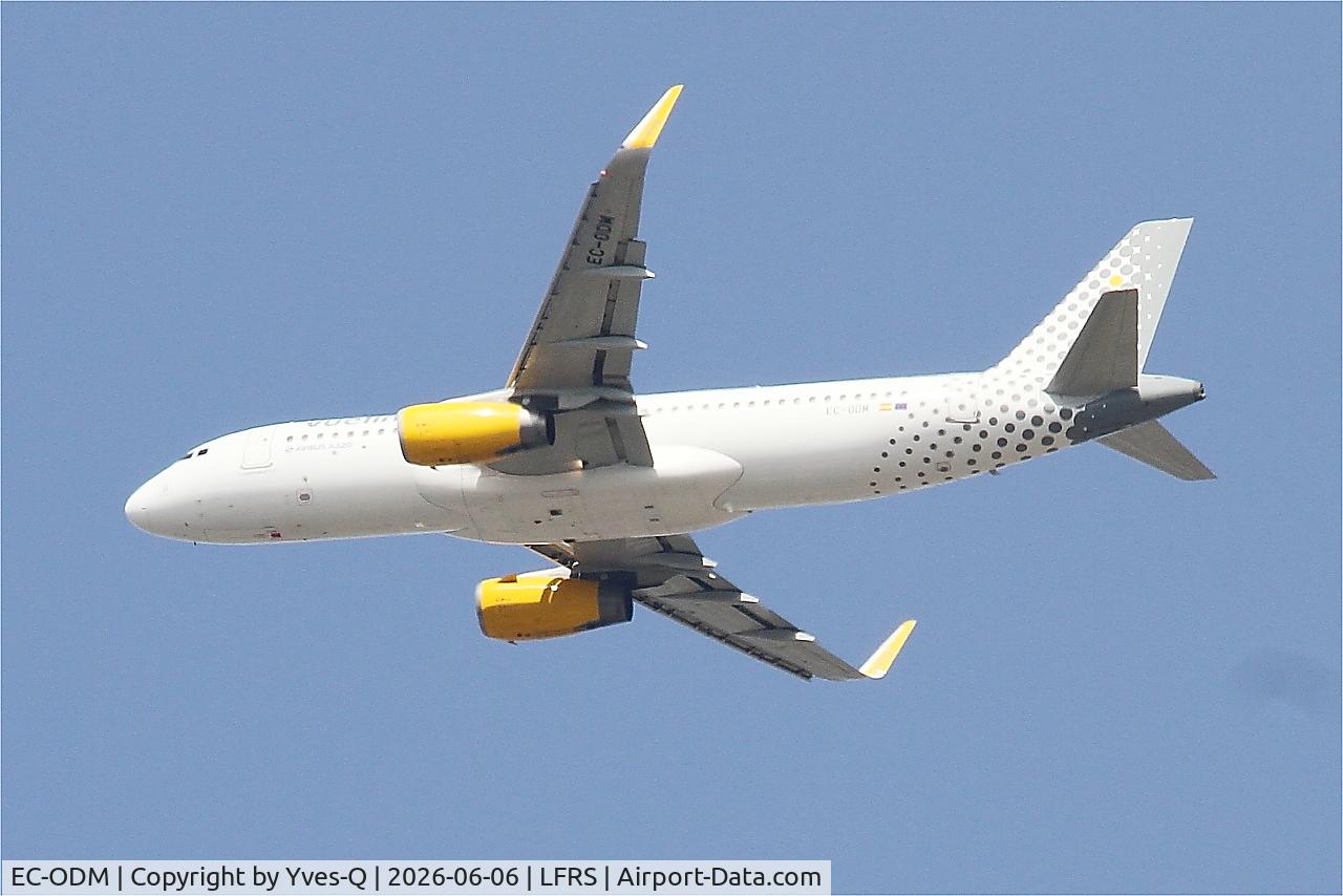 Aircraft EC-ODM, 2014 Airbus A320-232, c/n 6360, Airbus A320-232, long approach rwy 21, Nantes-Atlantique airport (LFRS-NTE), at LFRS, photo by Yves-Q