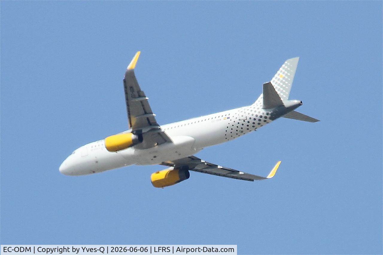 Aircraft EC-ODM, 2014 Airbus A320-232, c/n 6360, Airbus A320-232, long approach rwy 21, Nantes-Atlantique airport (LFRS-NTE), at LFRS, photo by Yves-Q