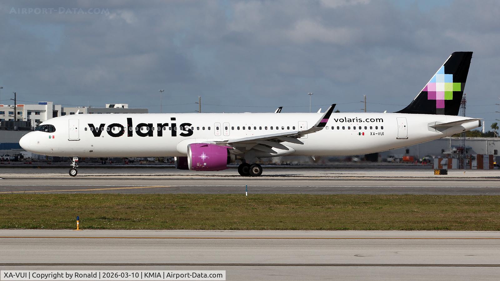 Aircraft XA-VUI, 2001 Boeing 777-223, c/n 30260, at mia, at KMIA, photo by Ronald