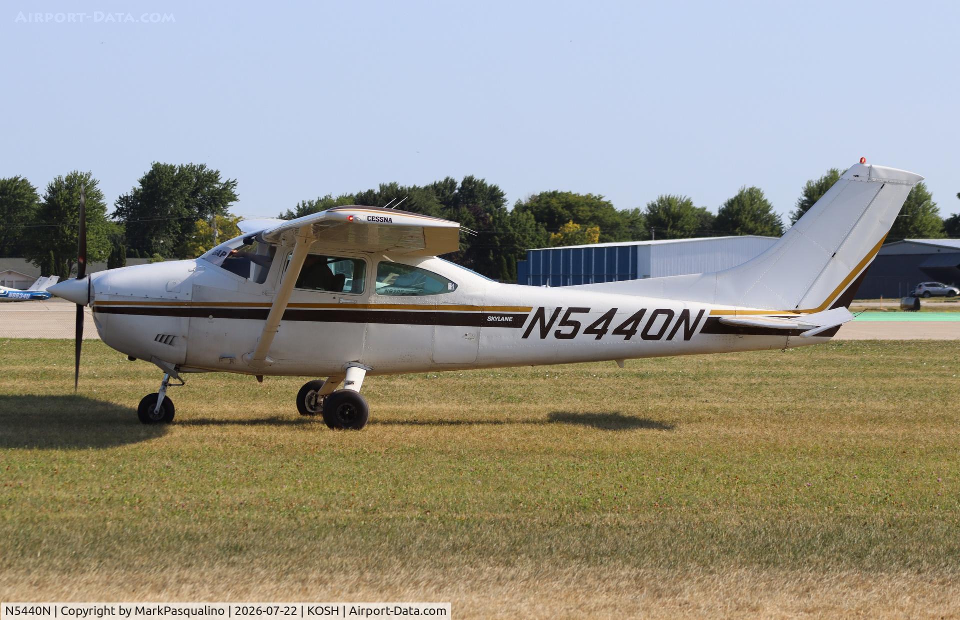 Aircraft N5440N, 1980 Cessna 182R Skylane, c/n 18267716, Cessna 182R, at KOSH, photo by MarkPasqualino