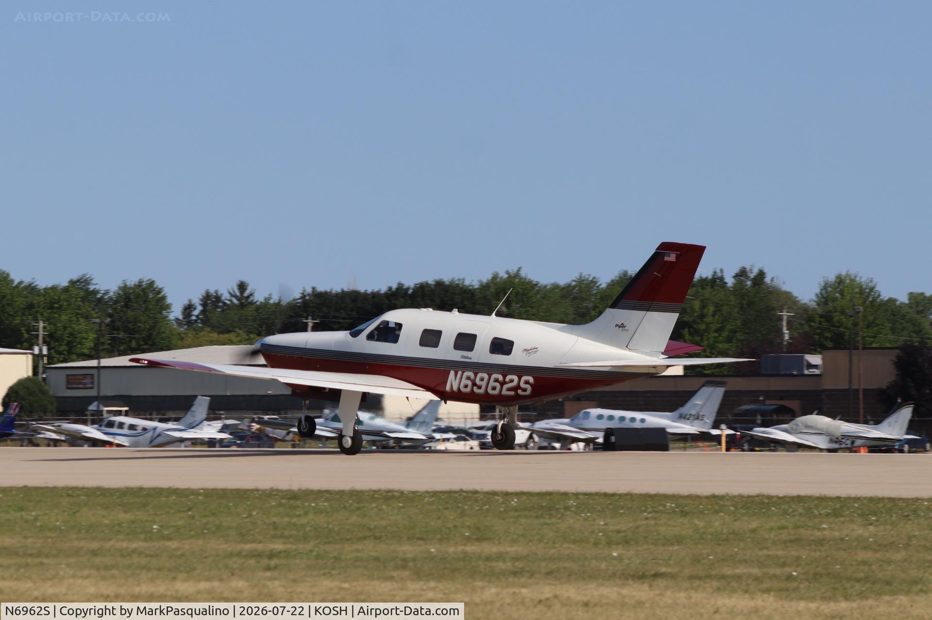 Aircraft N6962S, 2000 Piper PA-46-350P Malibu Mirage, c/n 4636272, Piper PA-46-350P, at KOSH, photo by MarkPasqualino