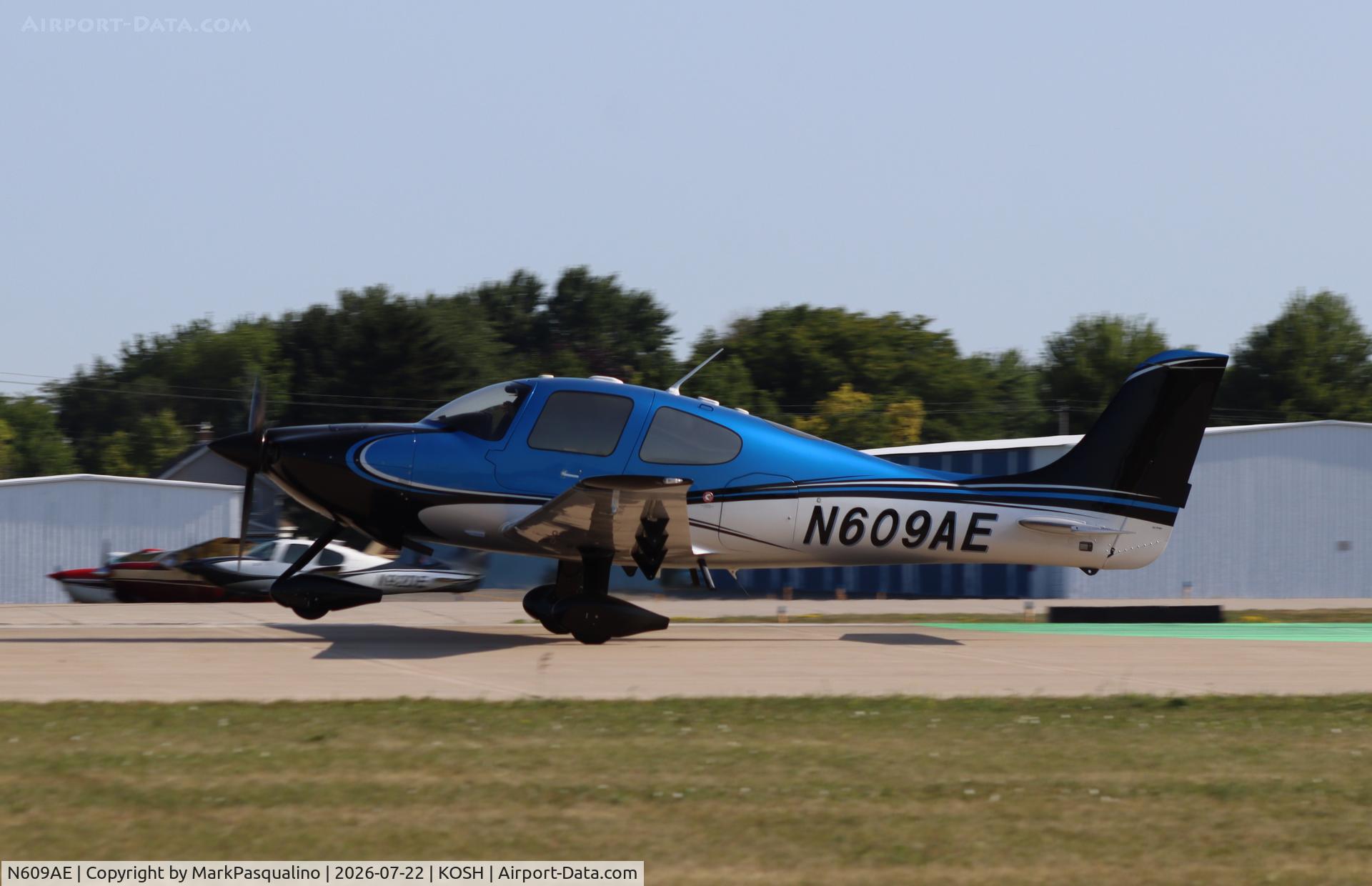 Aircraft N609AE, 2003 Cirrus SR22, c/n 0609, Cirrus SR22, at KOSH, photo by MarkPasqualino