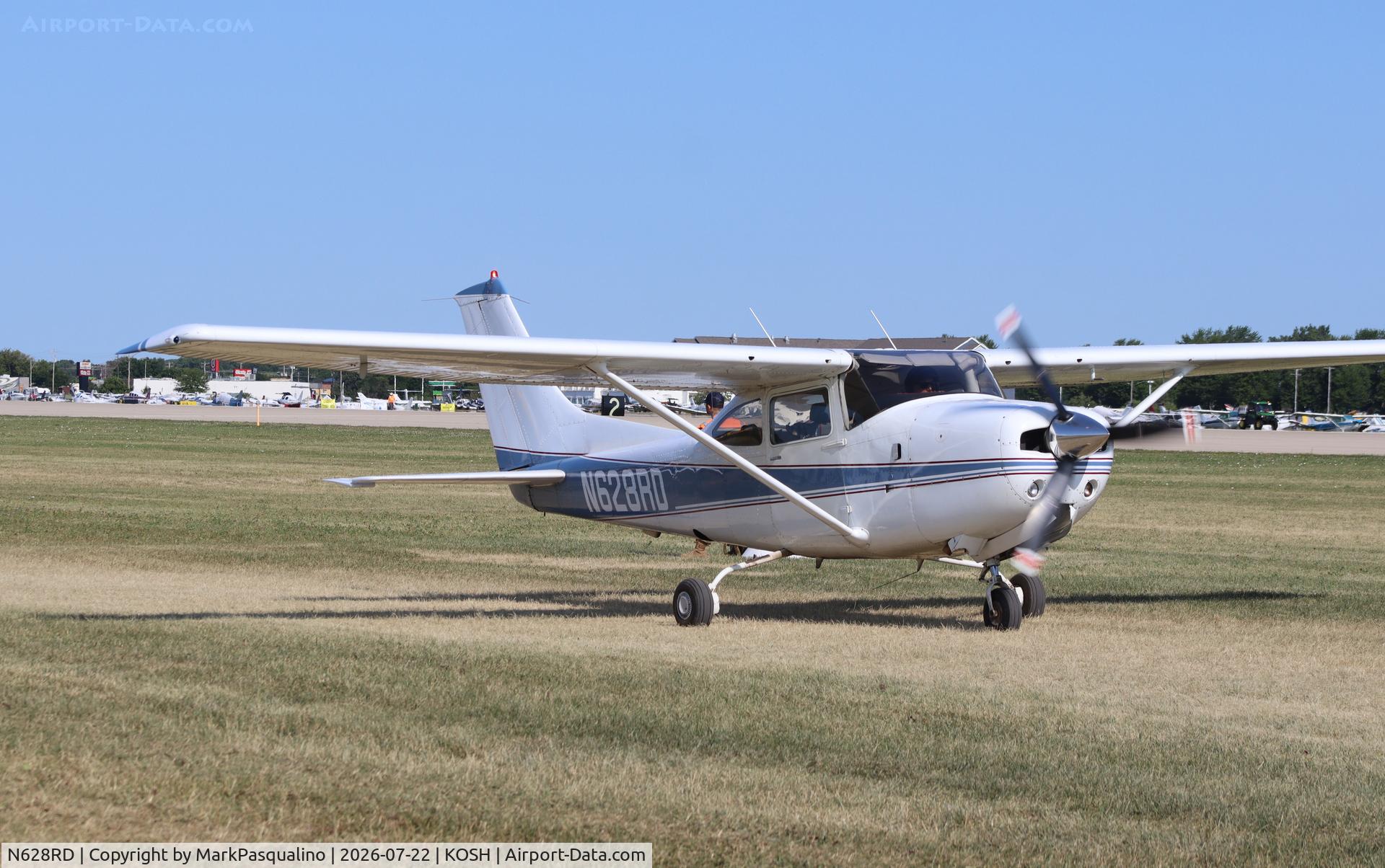 Aircraft N628RD, 1979 Cessna R182 Skylane RG, c/n R18201066, Cessna R182, at KOSH, photo by MarkPasqualino