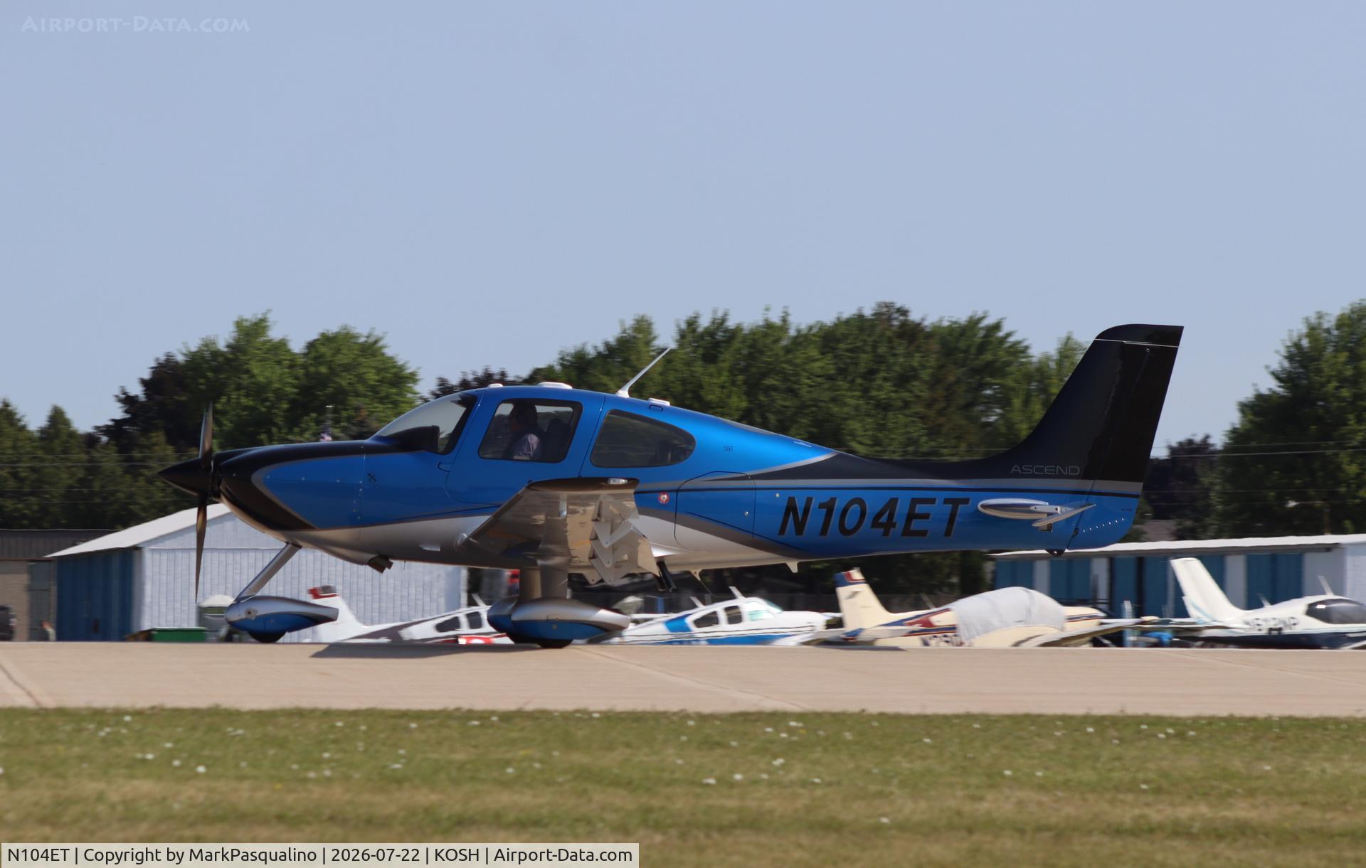 Aircraft N104ET, 2004 Cirrus SR22 G2, c/n 1024, Cirrus SR22, at KOSH, photo by MarkPasqualino