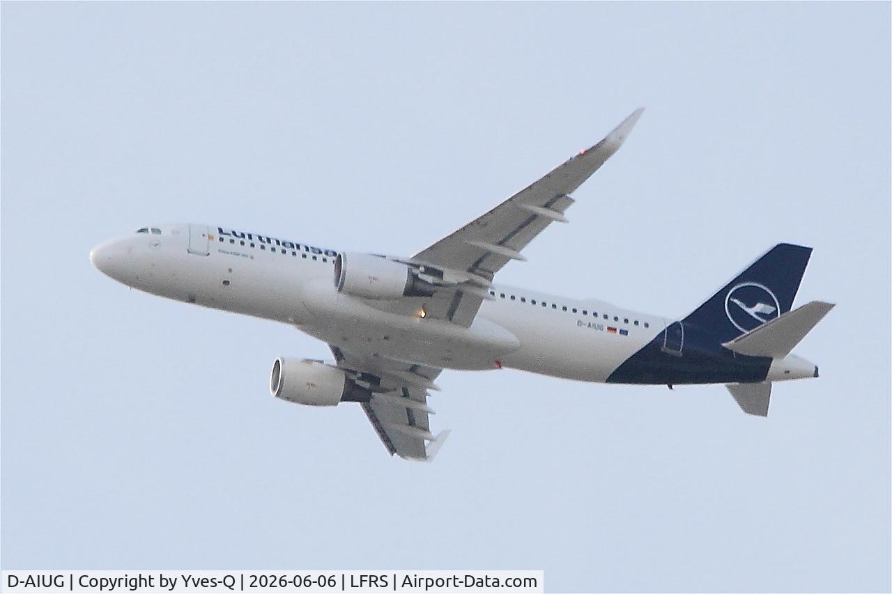 Aircraft D-AIUG, 2014 Airbus A320-214, c/n 6202, Airbus A320-214, Climbing from rwy 03, Nantes-Atlantique airport (LFRS-NTE), at LFRS, photo by Yves-Q