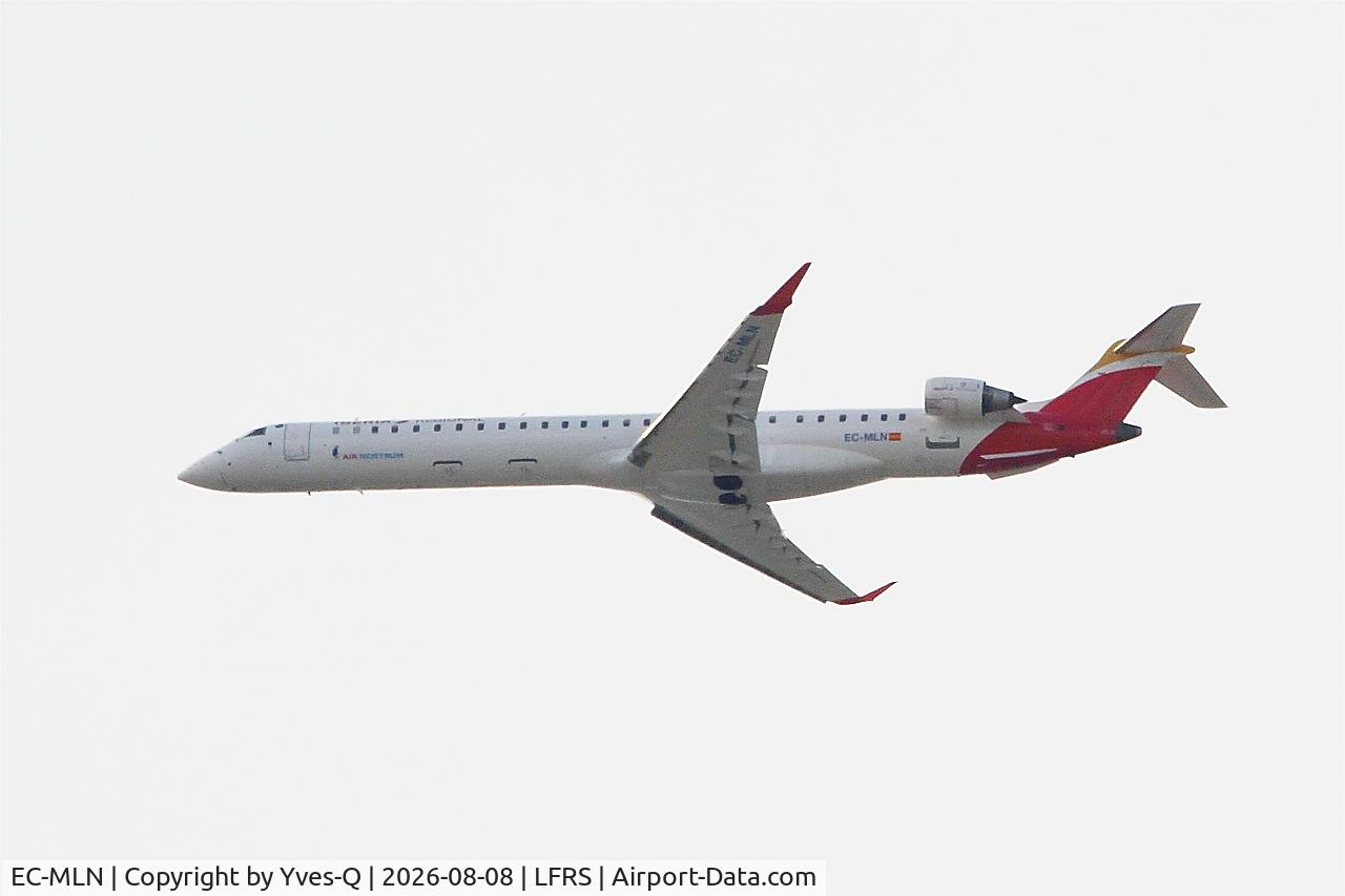 Aircraft EC-MLN, 2016 Bombardier CRJ-1000 (CL-600-2E25), c/n 19049, Bombardier CRJ-1000 long approach rwy 21, Nantes-Atlantique airport (LFRS-NTE), at LFRS, photo by Yves-Q