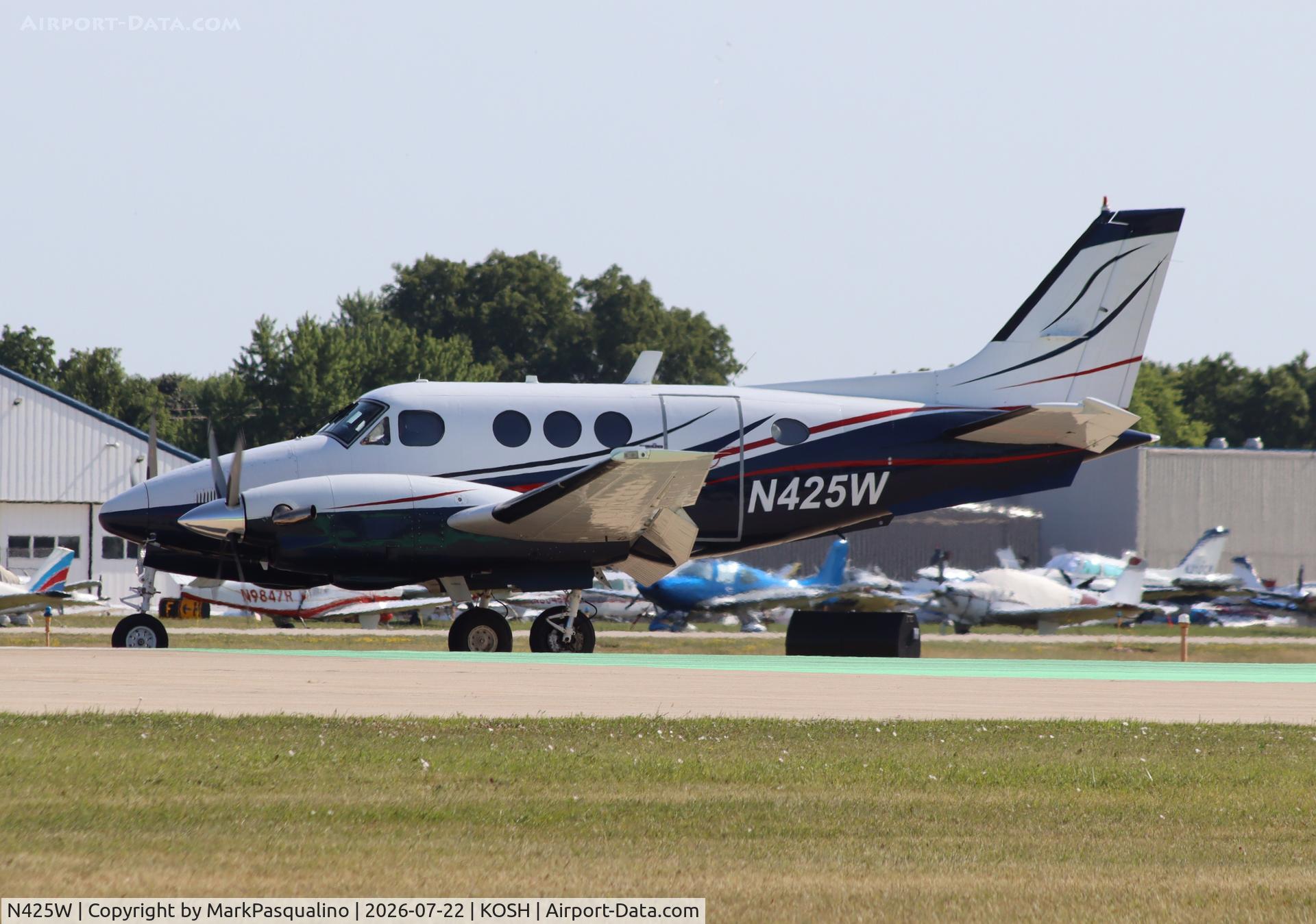 Aircraft N425W, 1978 Beech E90, c/n LW268, Beech E90, at KOSH, photo by MarkPasqualino