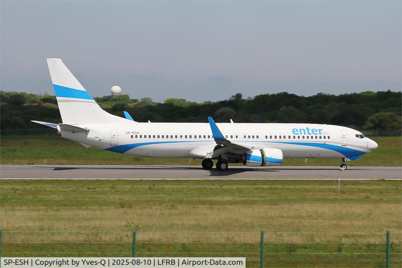 Aircraft SP-ESH, 2009 Boeing 737-81M, c/n 35287 l/n 2804, Boeing 737-81M, Reverse thrust landing rwy 07R, Brest-Bretagne Airport (LFRB-BES), at LFRB, photo by Yves-Q