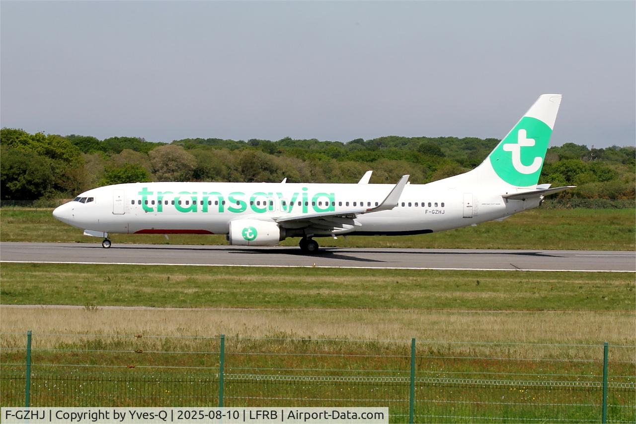 Aircraft F-GZHJ, 2013 Boeing 737-86J, c/n 37778 l/n 4424, Boeing 737-86J, Taxiing rwy 07R, Brest-Bretagne Airport (LFRB-BES), at LFRB, photo by Yves-Q