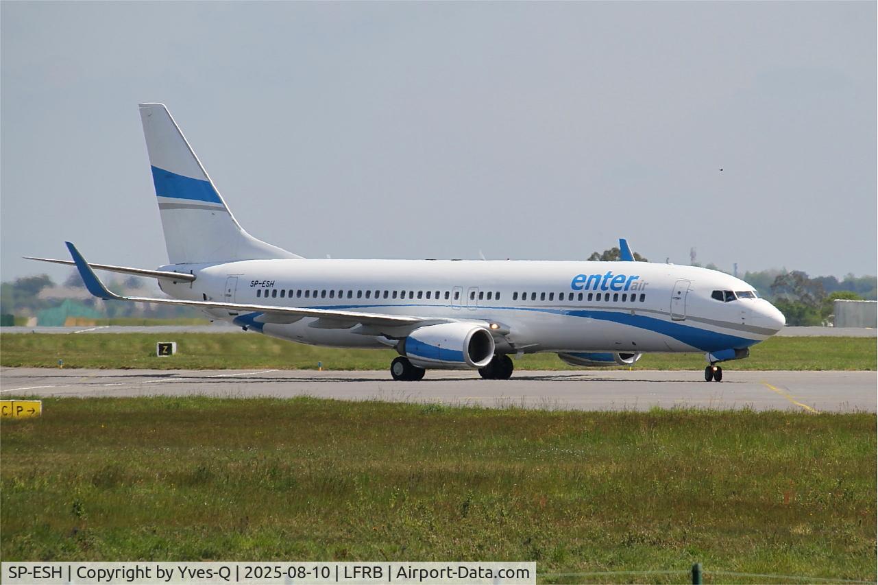 Aircraft SP-ESH, 2009 Boeing 737-81M, c/n 35287 l/n 2804, Boeing 737-81M, Taxiing, Brest-Bretagne Airport (LFRB-BES), at LFRB, photo by Yves-Q