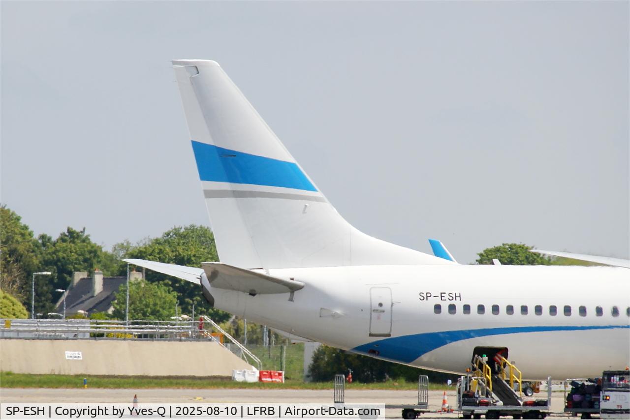 Aircraft SP-ESH, 2009 Boeing 737-81M, c/n 35287 l/n 2804, Boeing 737-81M, Tail close up view, Brest-Bretagne Airport (LFRB-BES), at LFRB, photo by Yves-Q